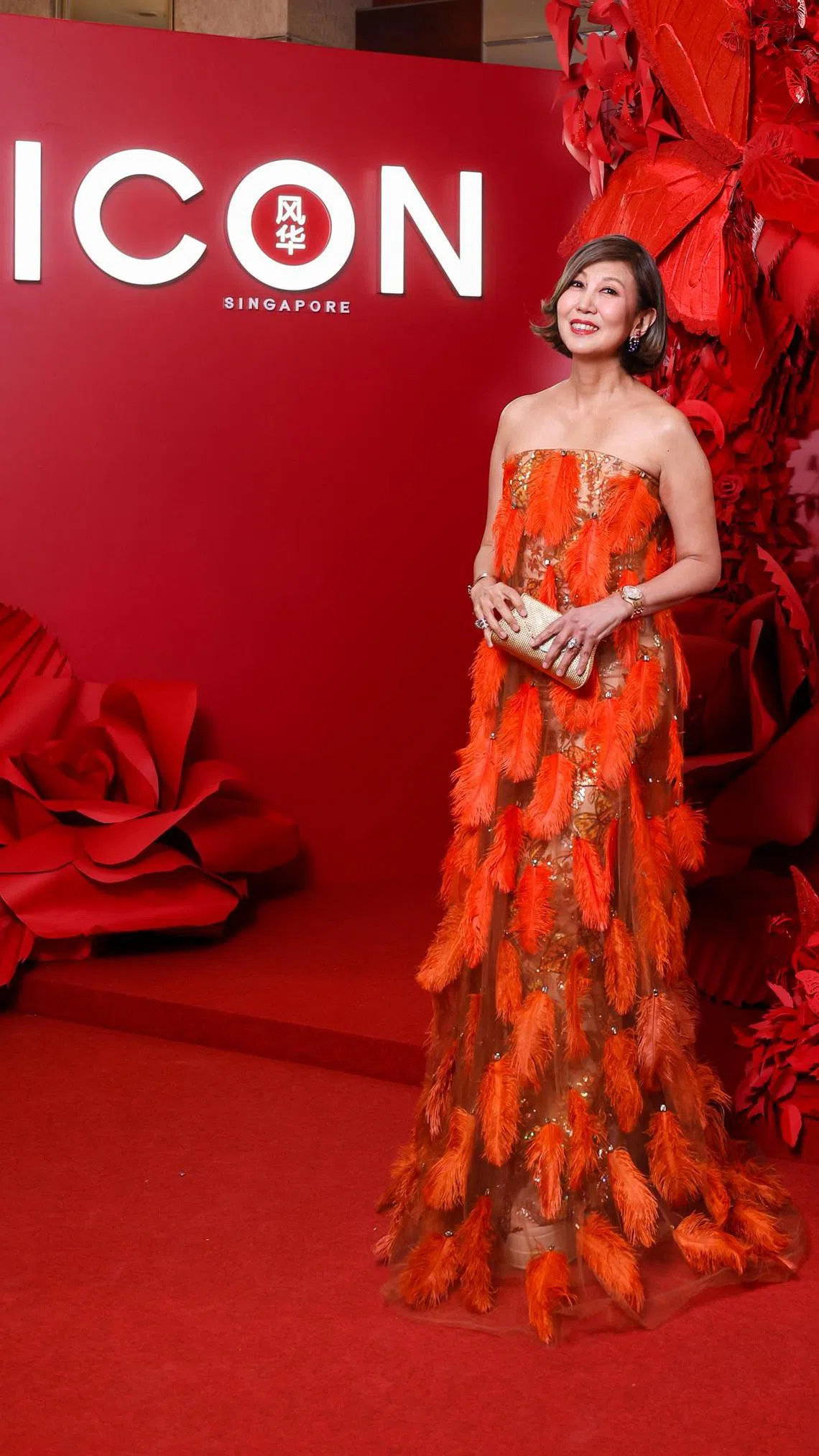 吴碧钻医生以一枚玫瑰金爱彼皇家橡树系列自动上链腕表搭配橘红晚礼服。（《风华》杂志提供）