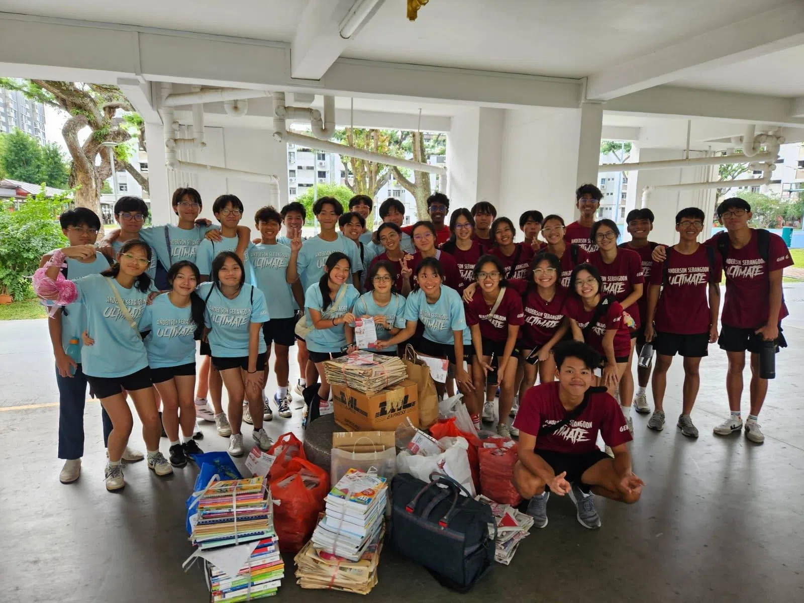师生向后港区组屋居民回收旧报纸和旧衣物，所得款项将全额捐赠给新加坡唐氏综合症协会。（安德逊实龙岗初院提供）
