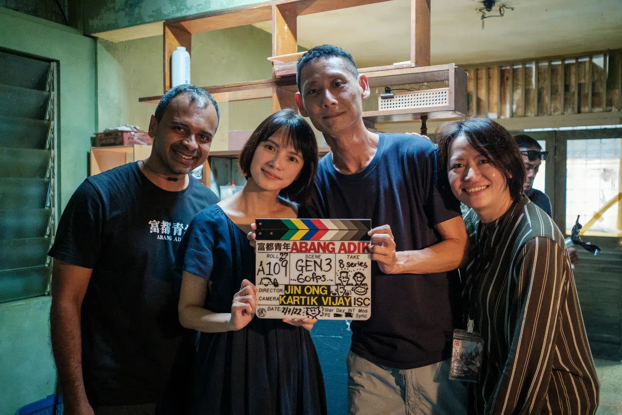 《富都青年》监制李心洁（左二）和导演王礼霖（右二）及电影团队在拍摄现场。（mm2提供）