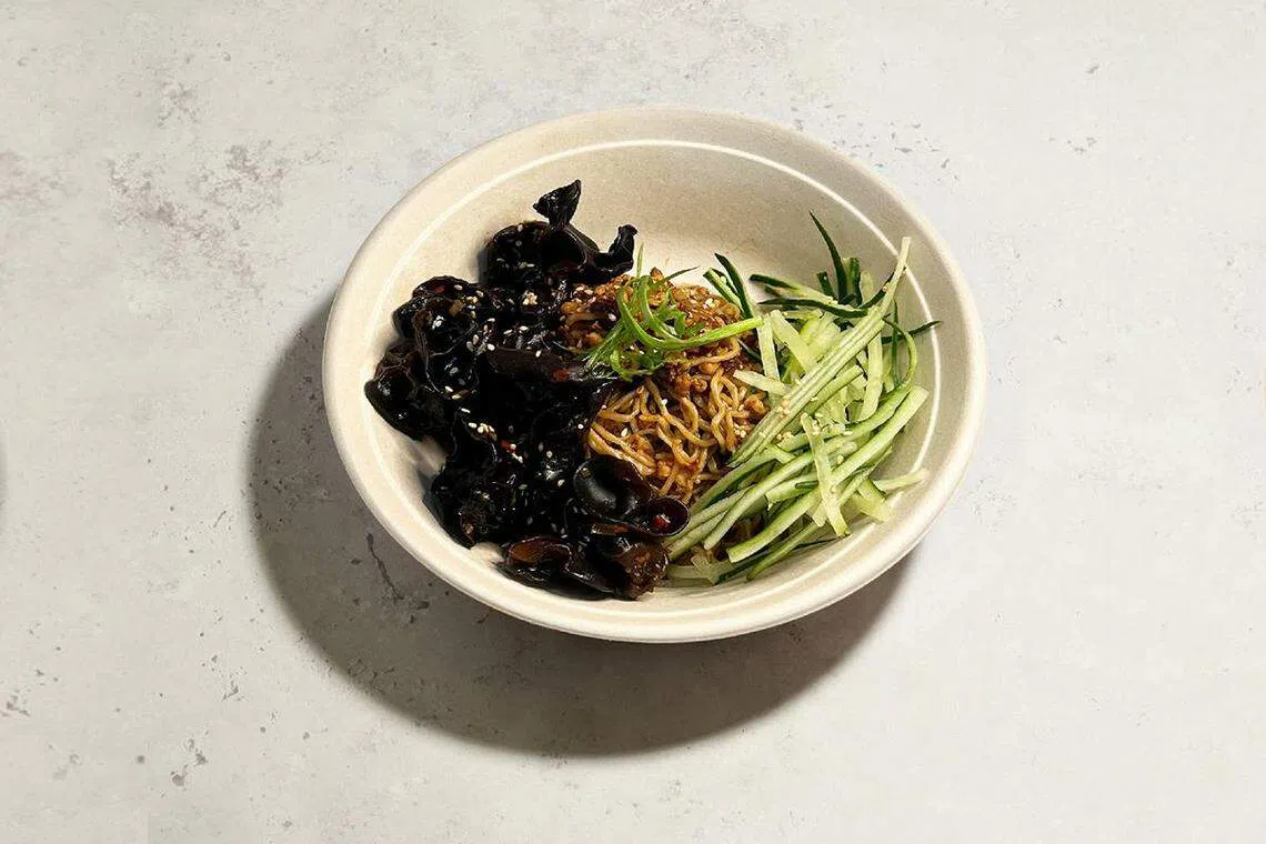 “Sichuan”基础餐以植物肉碎干拌麻辣全麦拉面，搭配酸辣黑木耳和黄瓜丝。（餐馆提供）