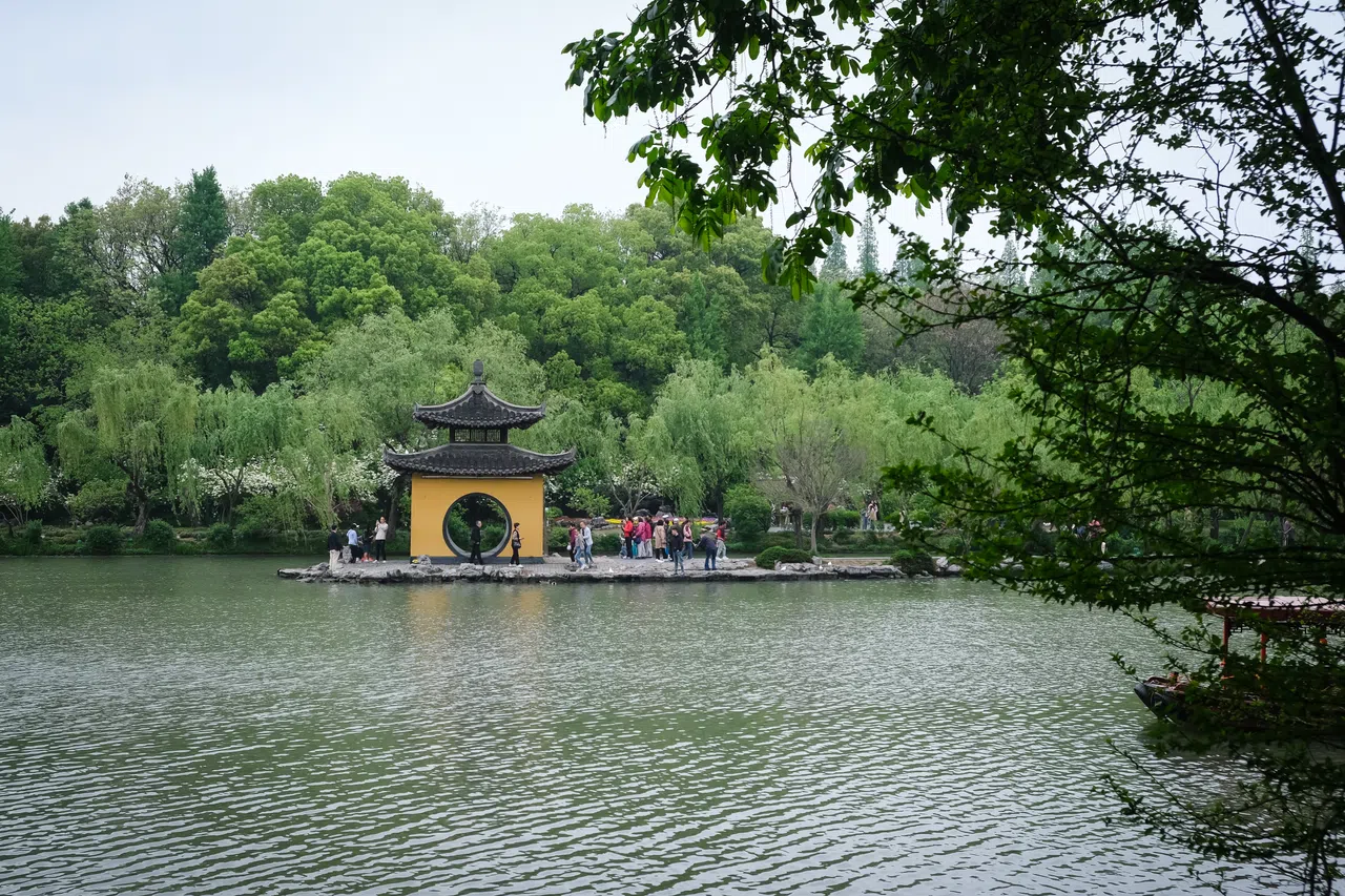 钓鱼台方亭，相传乾隆皇帝曾在这里钓过鱼。（毕强摄）