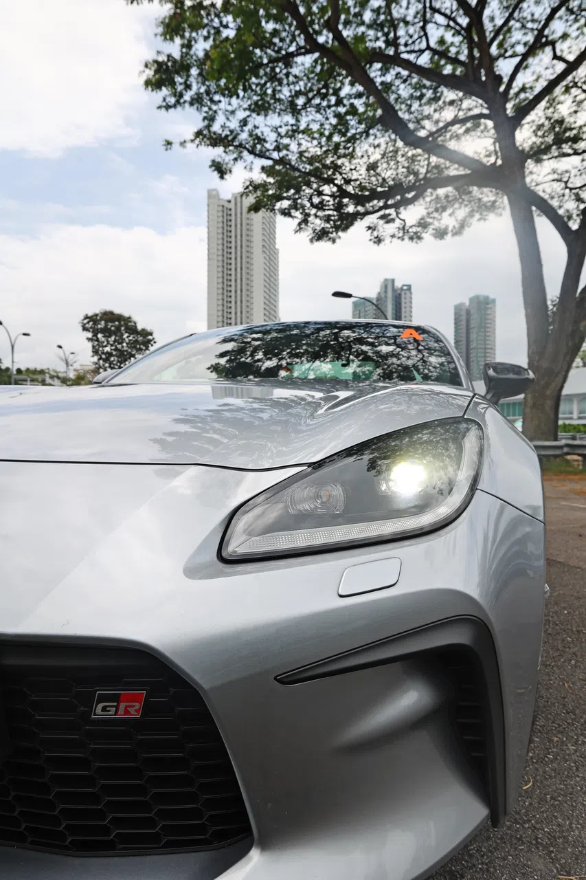 大灯组造型看起来犀利，下方有黑色竖状导流槽。（陈渊庄摄）