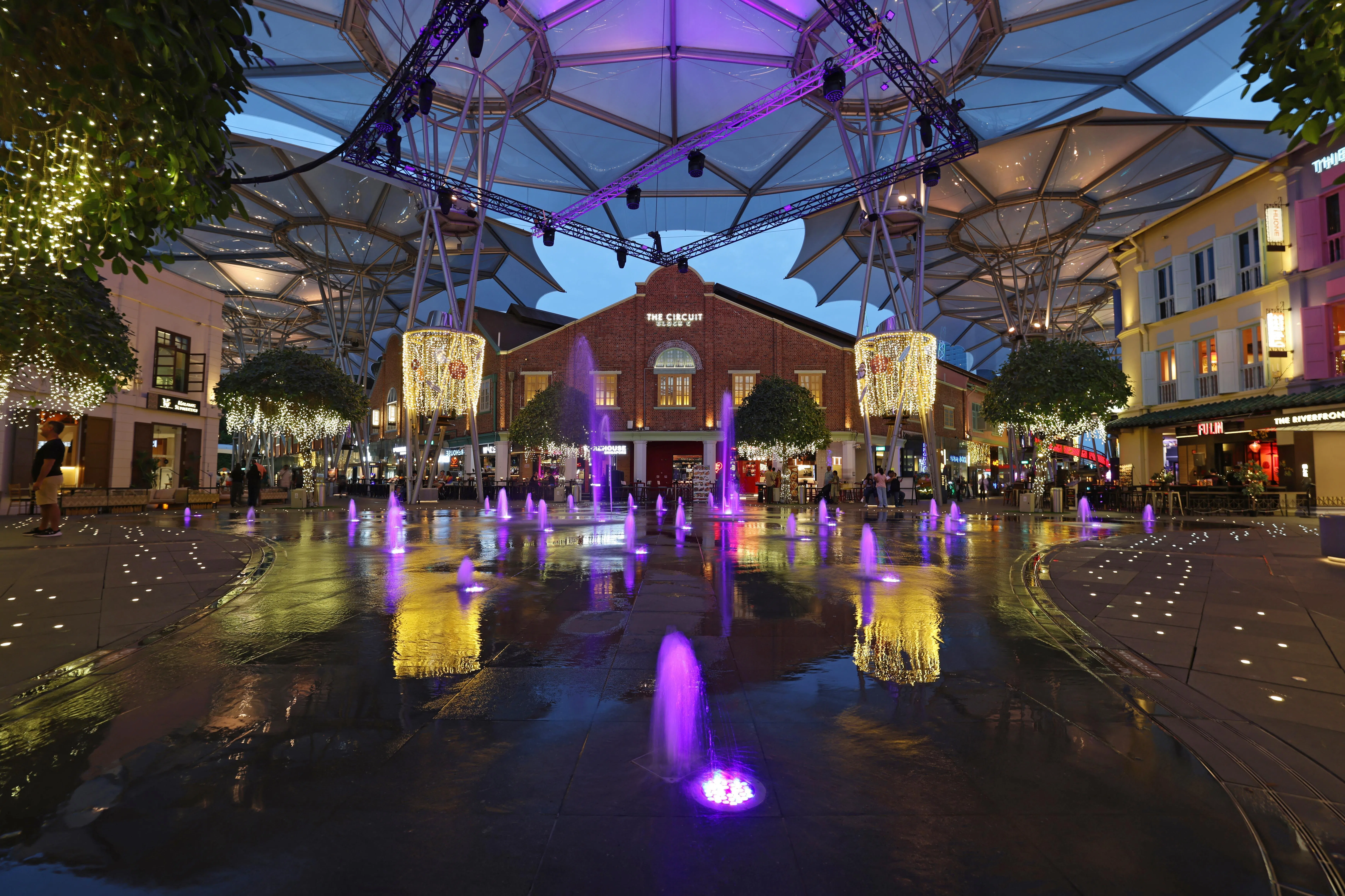 R6 Mark III拥有8.5级机身防抖，大幅提升夜景拍摄的灵活性。（谢智扬摄）