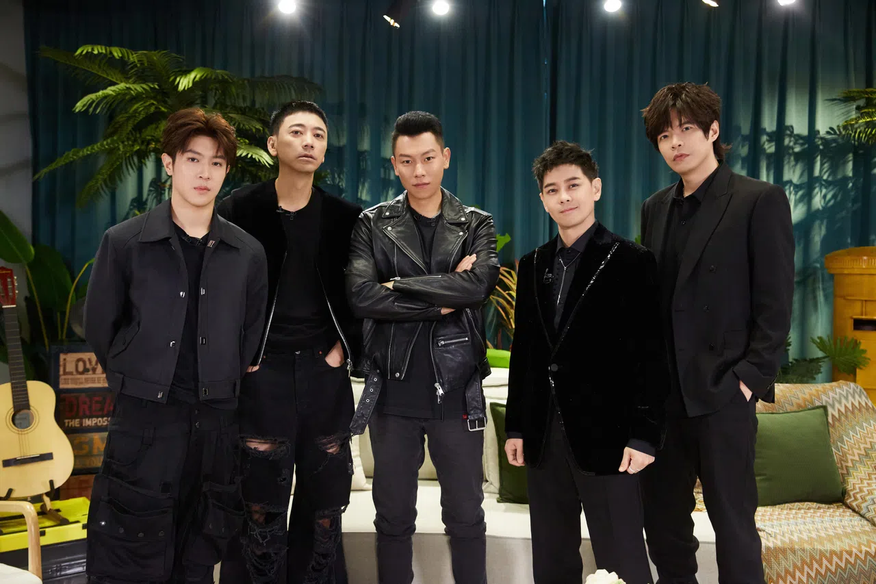 瘦子（中）参与人气综艺《披荆斩棘3》，结识不少“哥哥”，包括（左起）马伯骞、苏见信、林志颖及乐团八三夭主唱阿璞。（取自《披荆斩棘》微博）