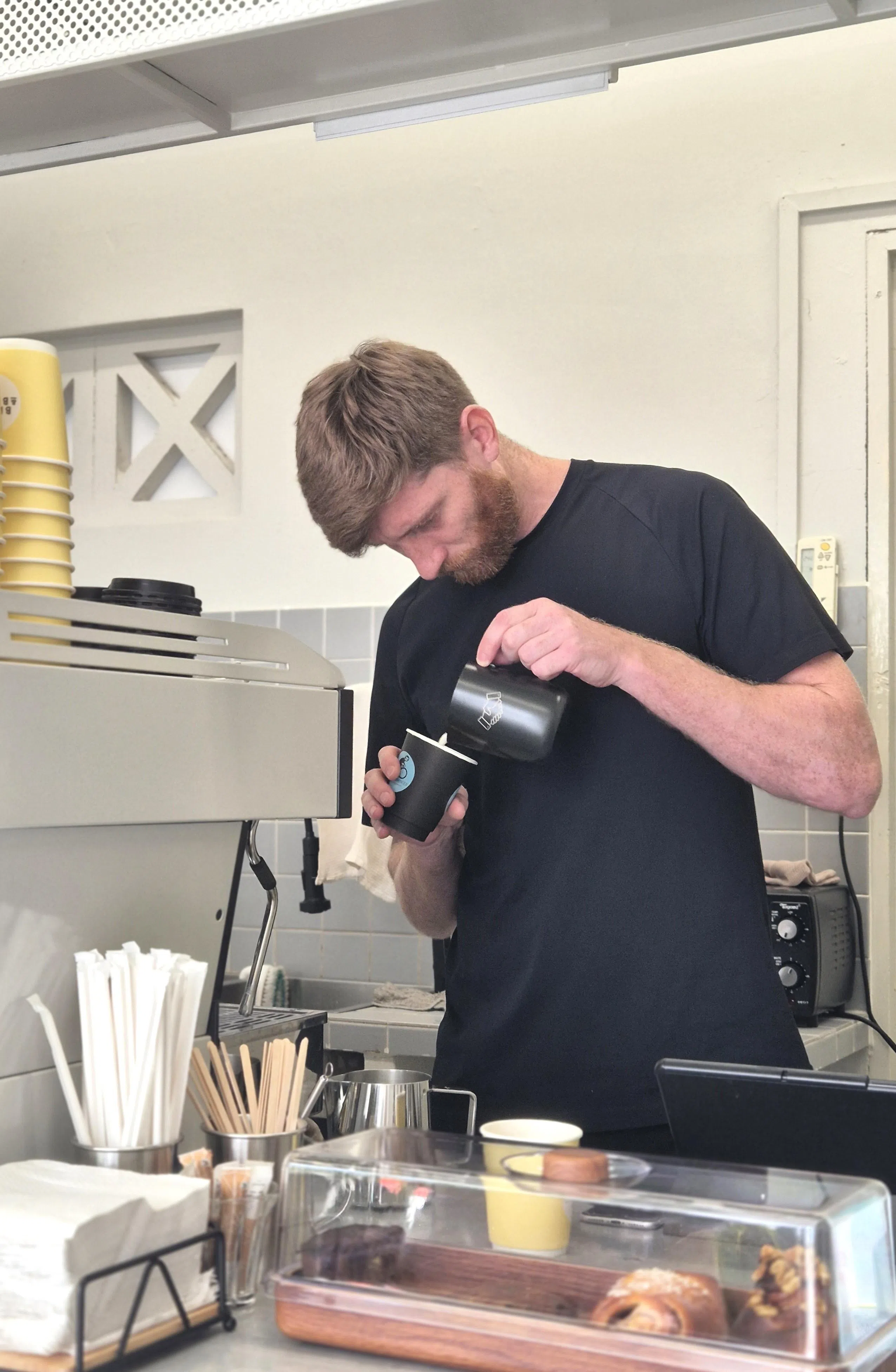 老板兼咖啡师约书亚（Joshua Farley）向来喜欢钻研咖啡。（陈爱薇摄）