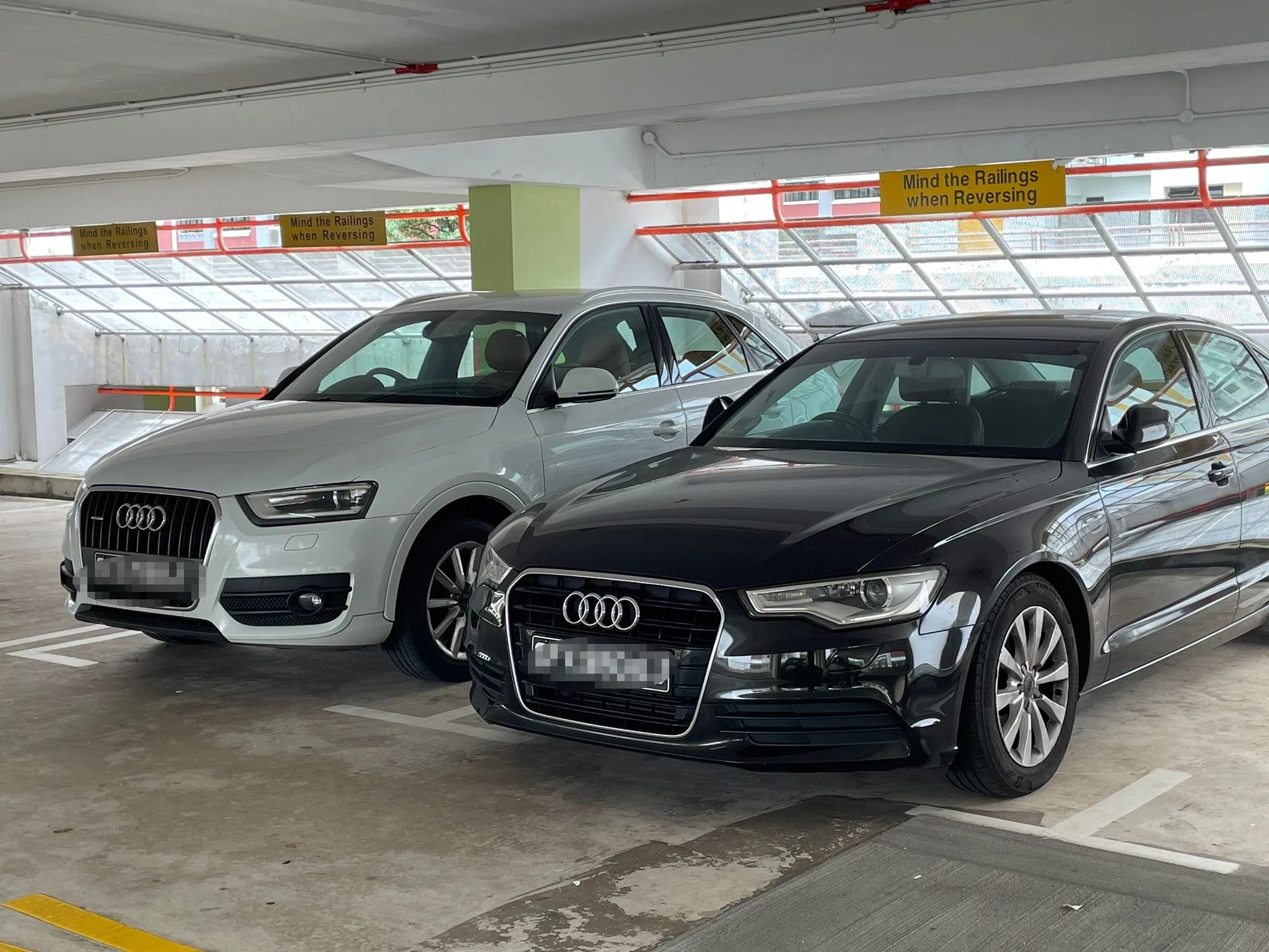 脸书群组中的贴文显示，多层停车场中停放大概六辆疑被注销的车辆。（取自脸书群组）