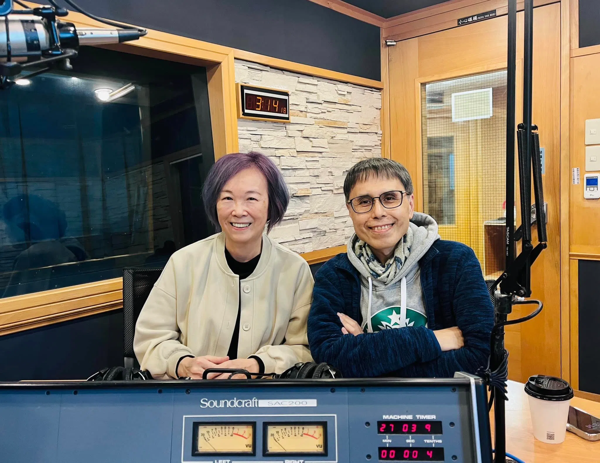 熊美玲（左）与何厚华之前合影。（取自何厚华脸书）