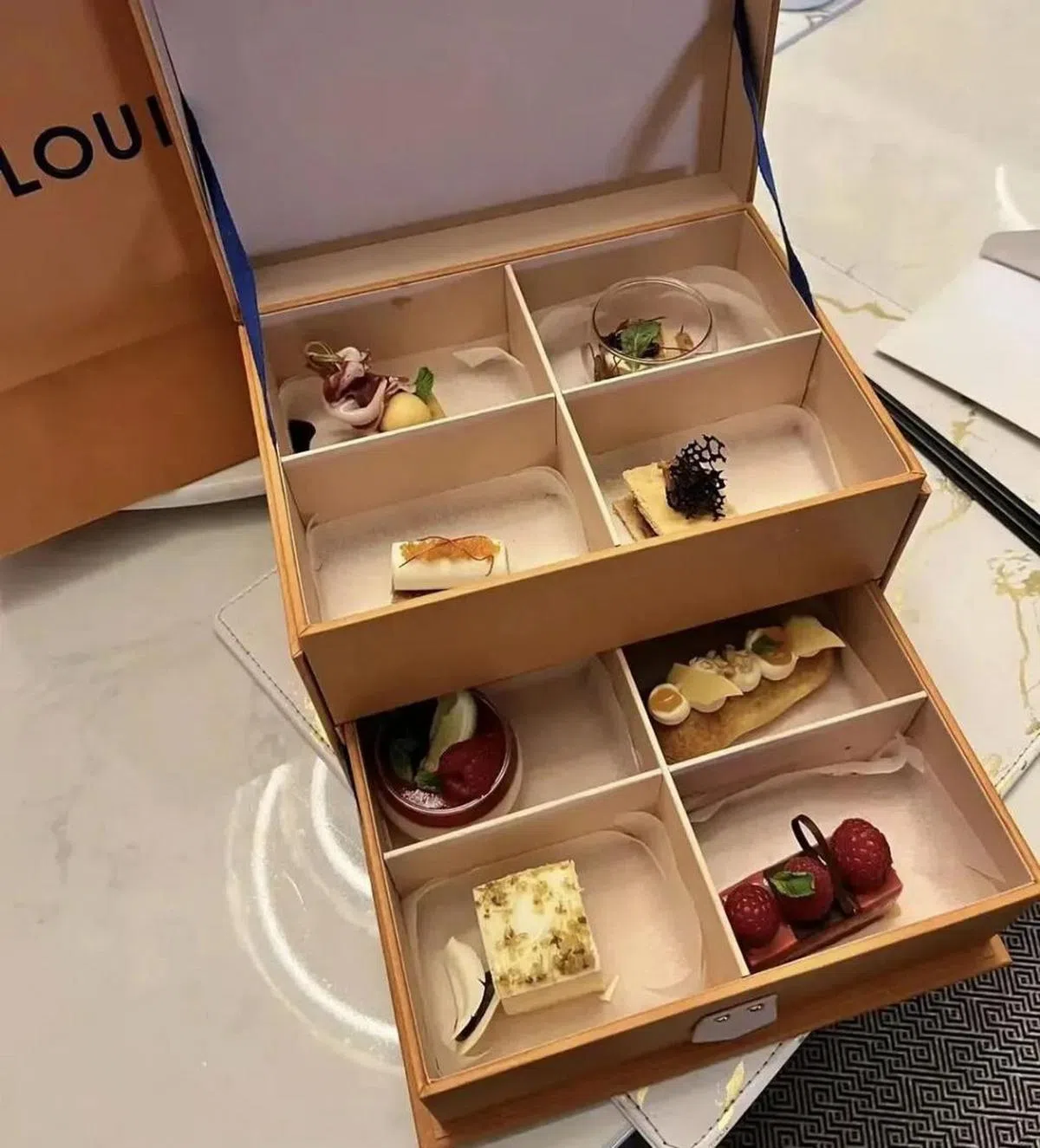 奢侈品牌路易威登（LV）在2022年上海封城期间为客户提供下午茶餐点。（互联网）