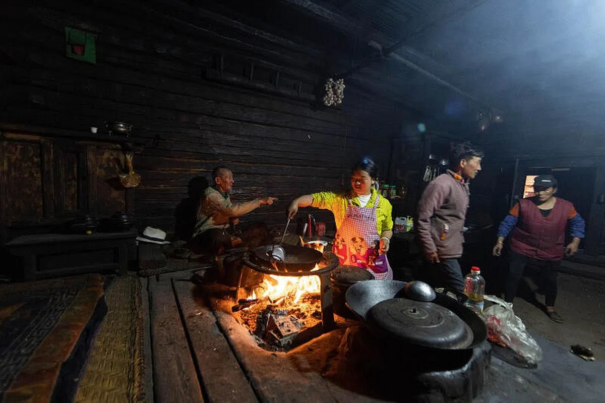 中国四川省利家嘴的一户人家正在做饭。利家嘴地理位置偏远，当地正在建设旅游配套设施，巩固脱贫攻坚成果。图片摄于2022年9月3日。（新华社）