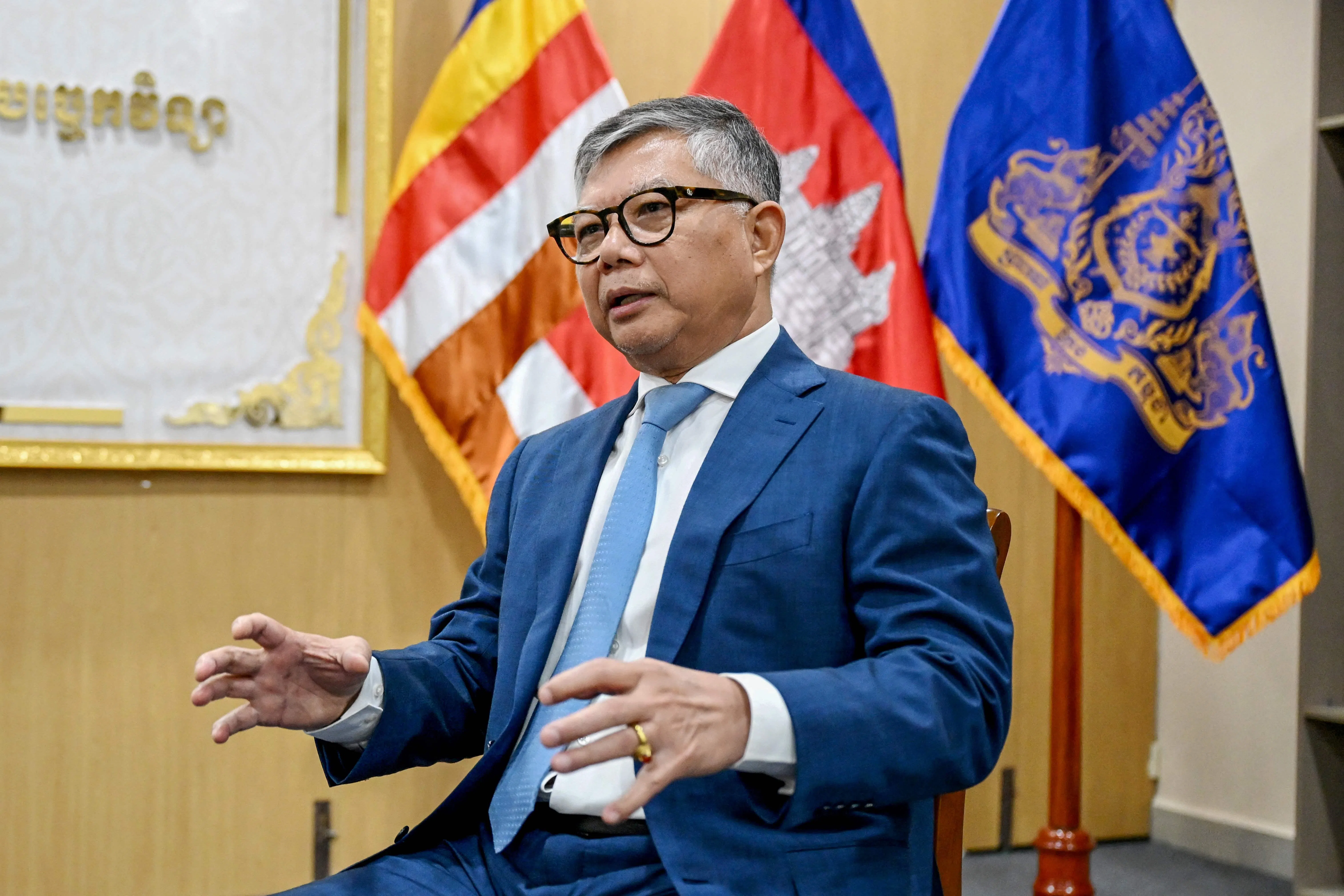 柬埔寨国务部长兼国家打击网络诈骗委员会秘书长蔡西纳烈重申政府坚决打击网诈的立场，正通过加强执法与推动立法双管齐下，全面清除在境内的电诈犯罪网。（法新社）