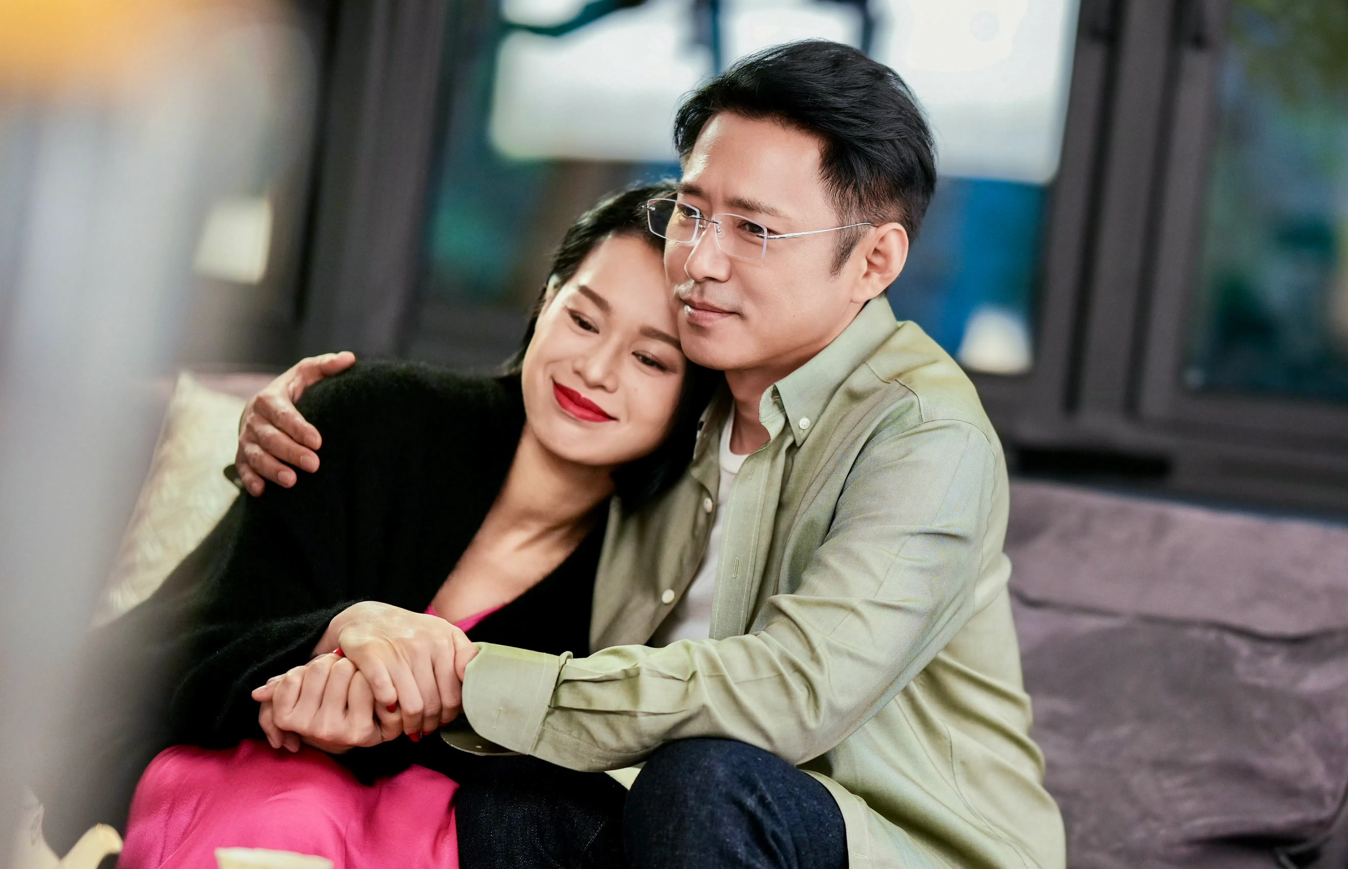 胡杏儿（左）饰演的富婆邱丽苏在哲学教授丁致远（高鑫饰）面前一副小鸟依人模样，面对情敌时又是另一个样。（取自剧集微博）