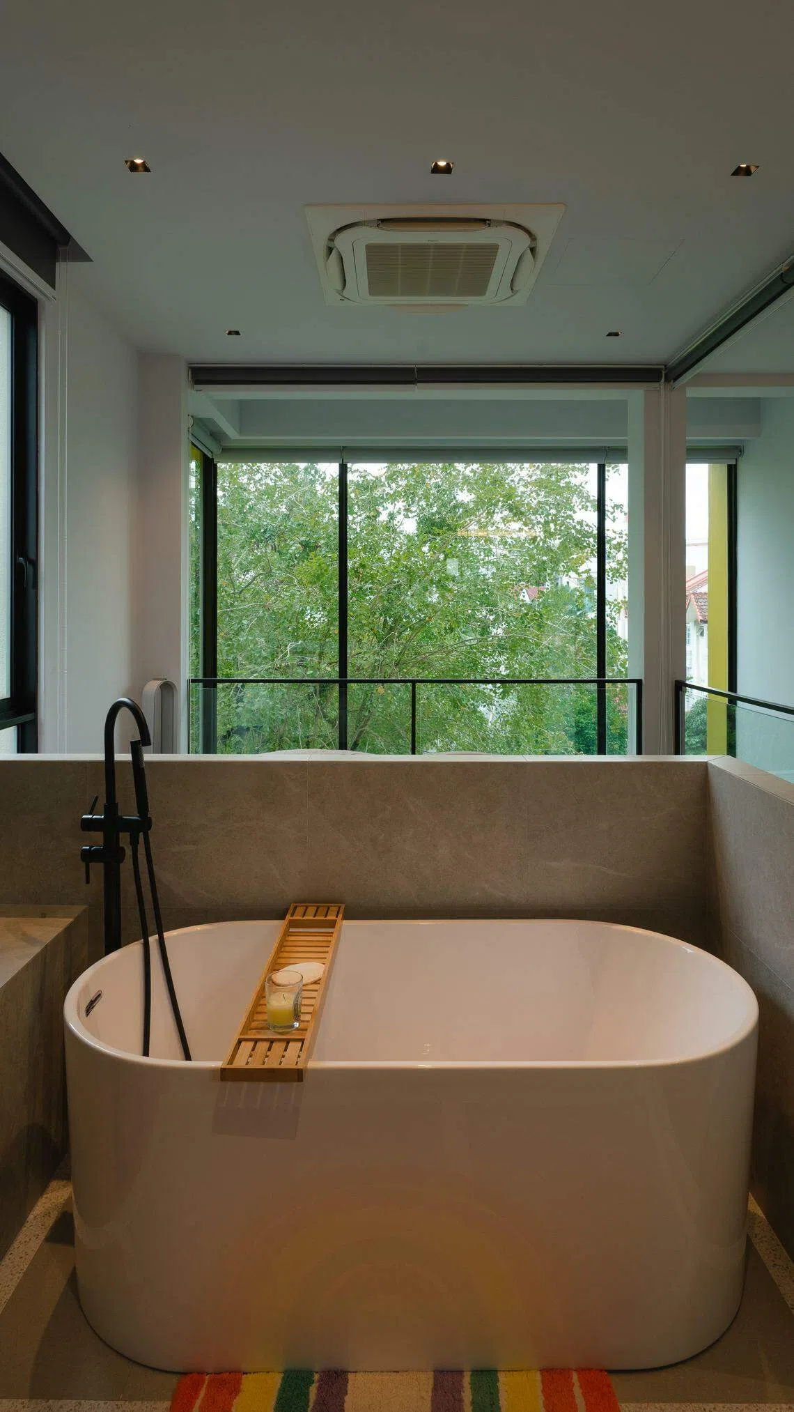 楼上最有魅力的设计，是主卧室外围设有一个浴缸，可以躺在里头泡澡观赏落地窗外风景，像是“户外”浴缸。（PI Architects提供）