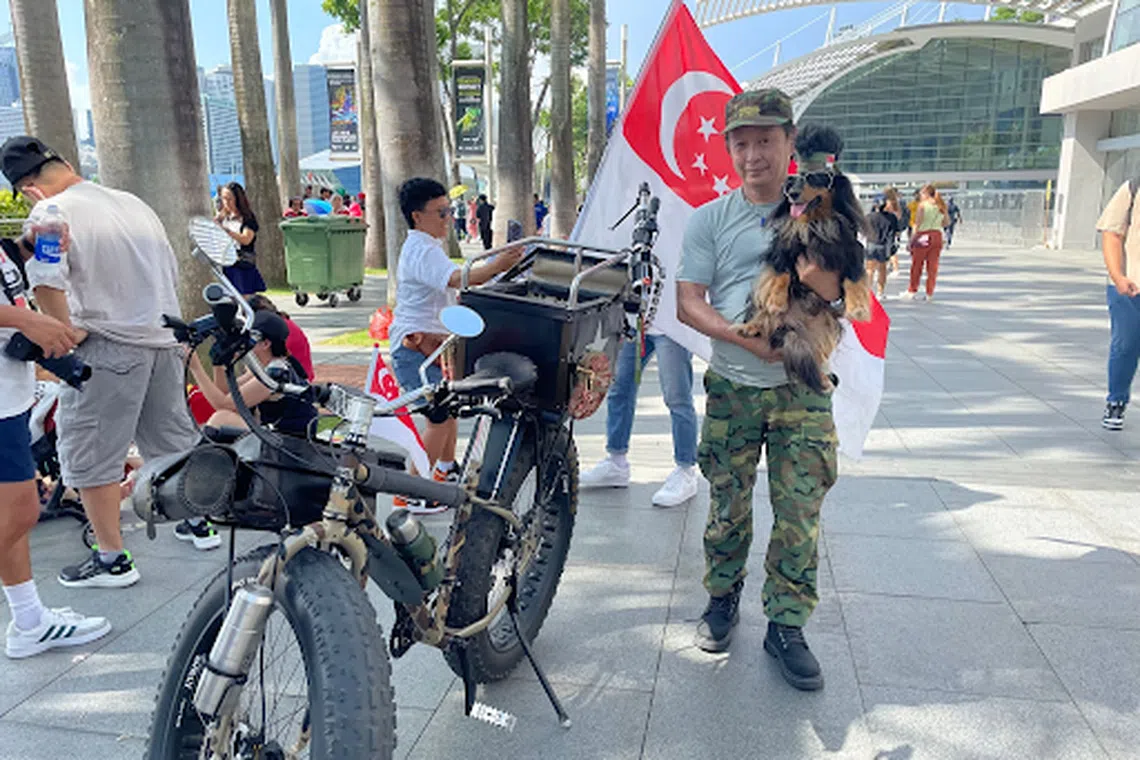 室内设计师辜明财特别为爱犬精心装扮。（陈嘉慧摄）