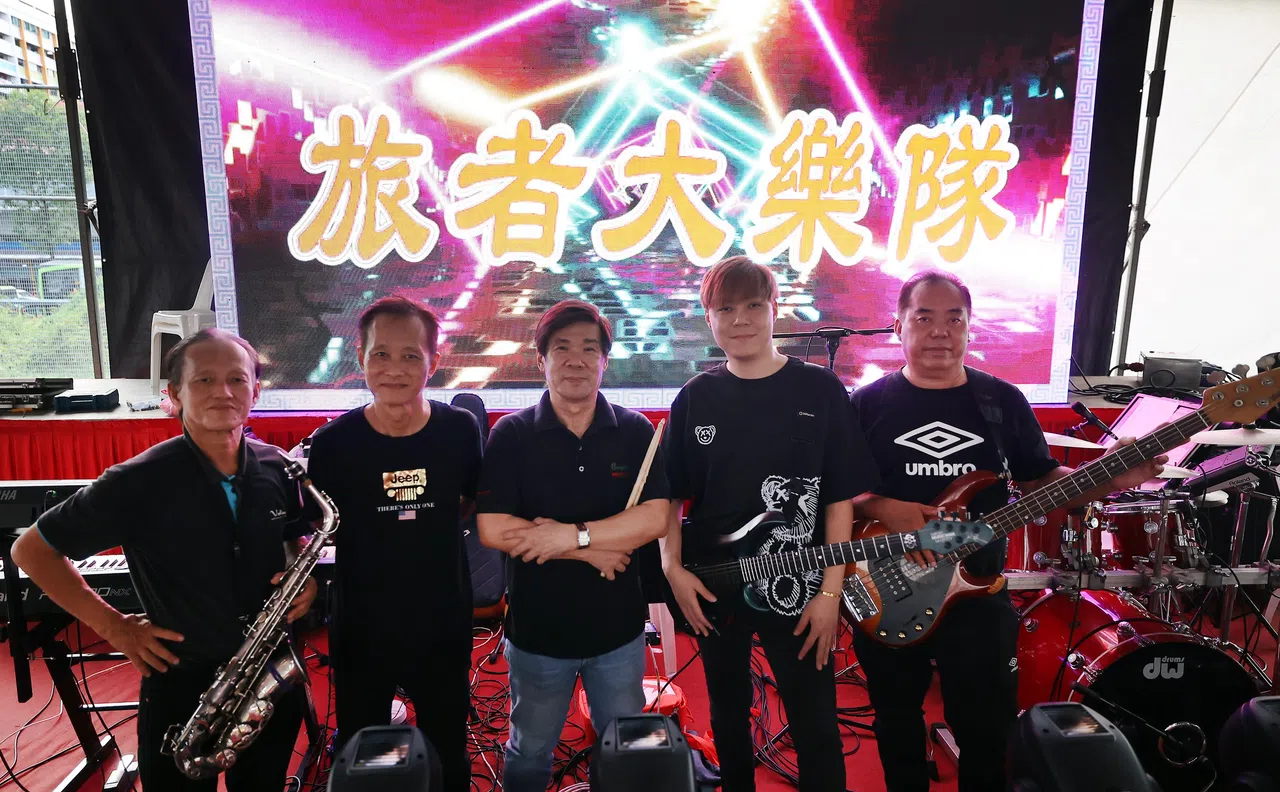 旅者乐队的现任队员包括：萨克斯风手韩辉畴（左起）、键盘手韩巨畴、鼓手兼领队光明、吉他手扬威和贝斯手林泉水。（萧紫薇摄）