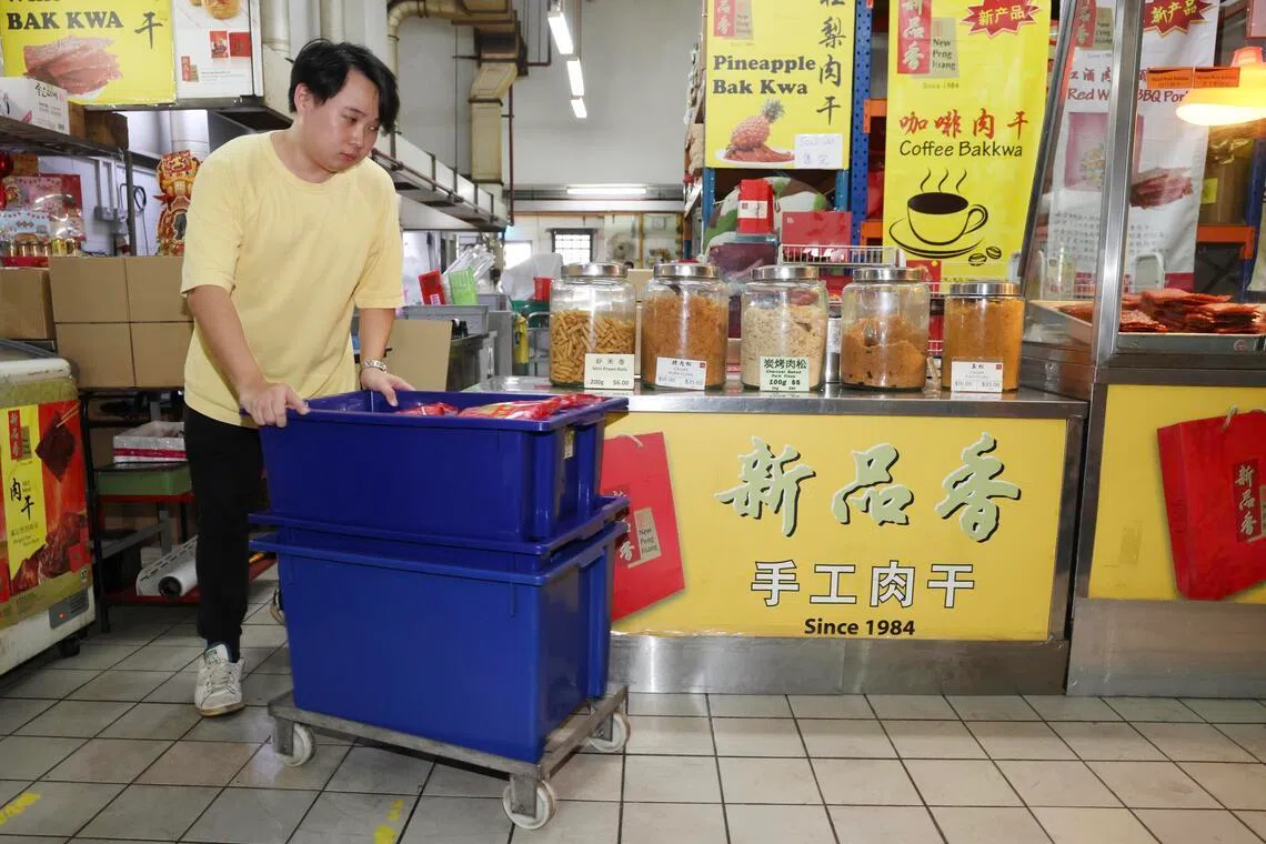 装有轮子的货架方便搬运，员工也可以在火患发生时推开货架，加速逃往安全处。（郑一鸣摄）