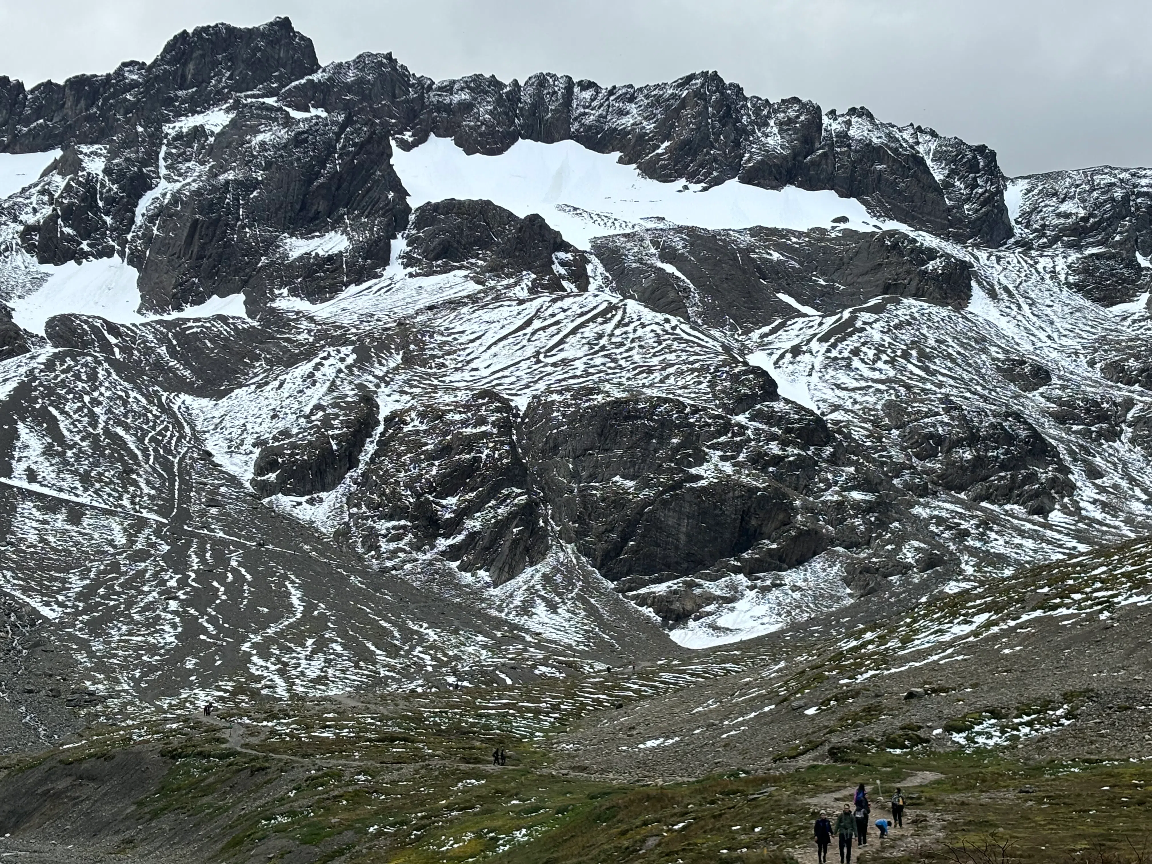 到马夏尔山脉健行，可近距离观赏被白雪覆盖的山峦。（谢燕燕摄）