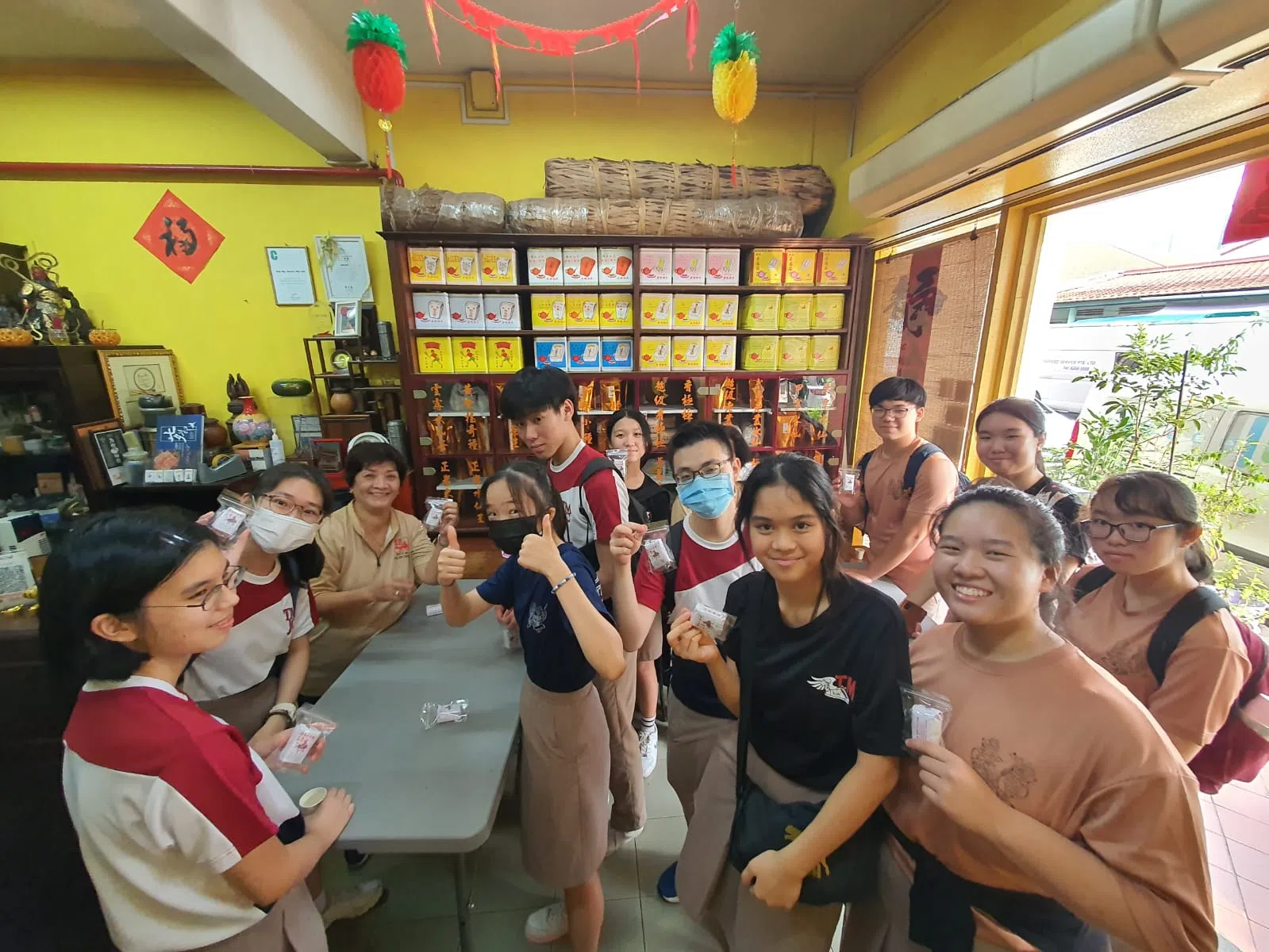 在白新春茶庄里，学生品茗传统好茶。（淡滨尼美廉初级学院提供）