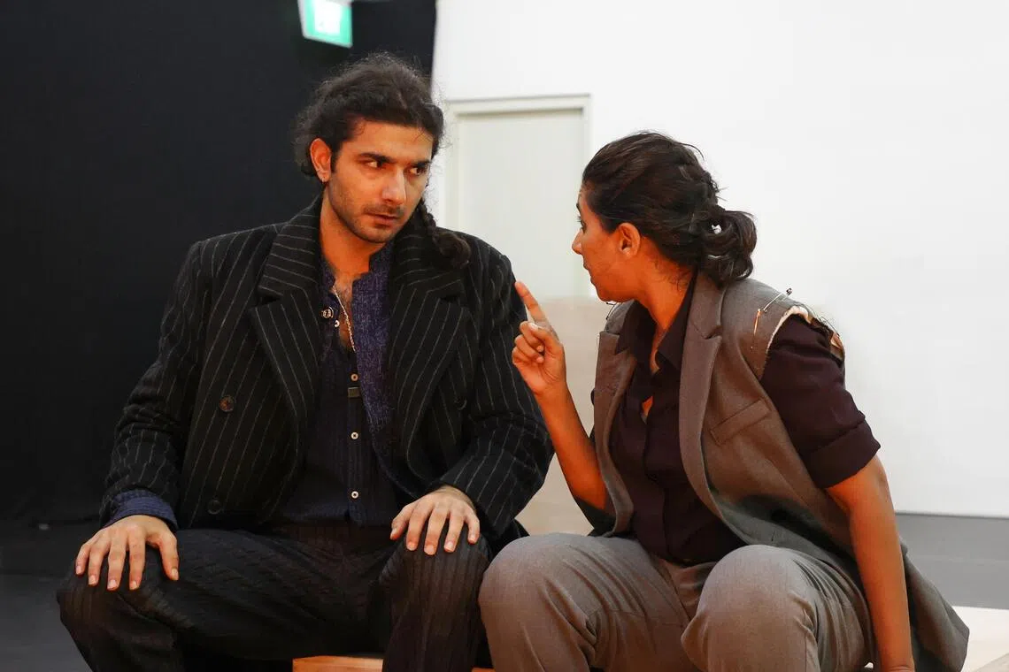 本版《奥赛罗》由四名跨文化戏剧学院毕业生演出。（游甯稀摄）