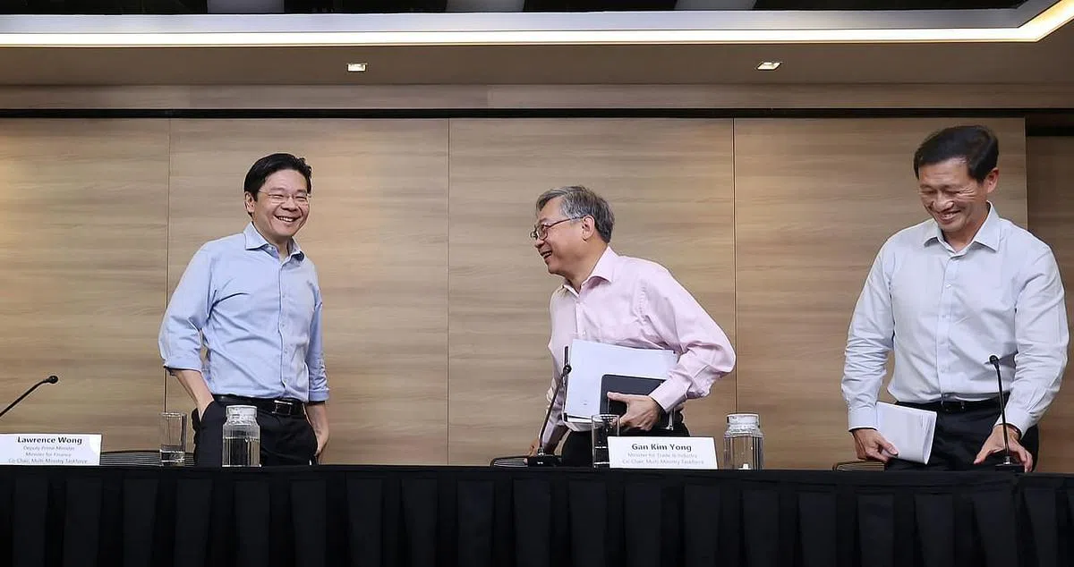 李显龙总理说，冠病疫情期间，整个第四代领导团队发挥了重要作用，他们也对彼此的判断和能力更有信心。李显龙总理呼吁新加坡人全力支持副总理兼财政部长黄循财（左）和第四代领导班子，让领导层更新取得成功。图为联合领导政府抗疫跨部门工作小组的黄循财、另一名第四代领导班子成员卫生部长王乙康（右），以及贸工部长颜金勇（中）今年2月在结束工作小组最后一场记者会后，相视一笑。（档案照片）