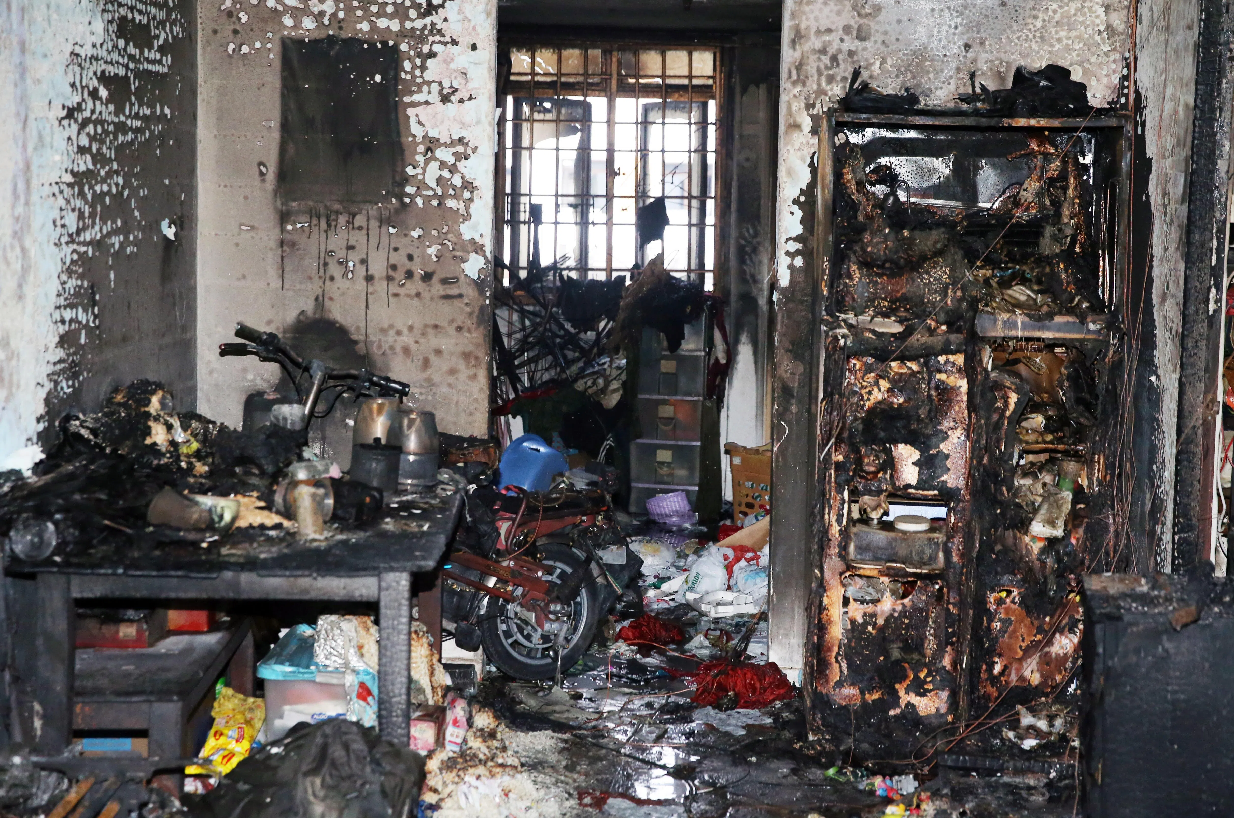 火患的起因是备用电池因过度充电导致电池热失控，电板车附近的家具和其他杂物则加剧火势的蔓延。（档案照片）