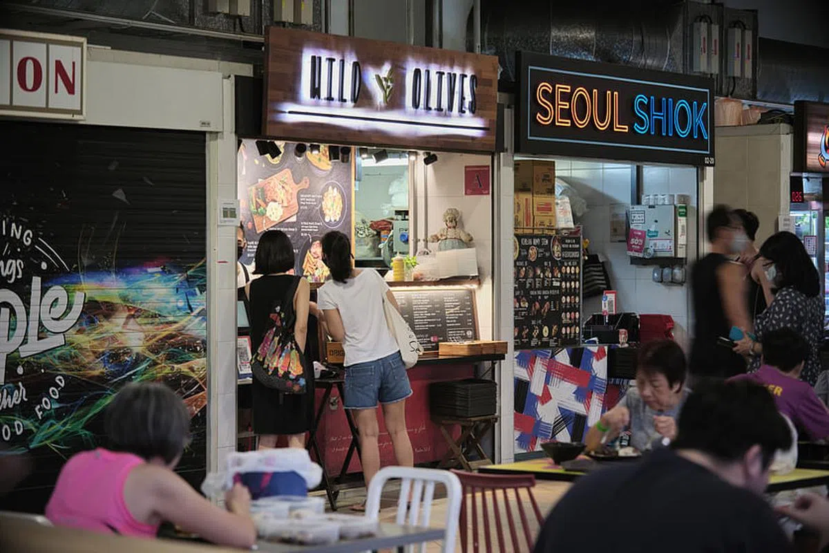 标新立异的潮食招牌，突显新一代小贩中心的特点。（王猷和摄）