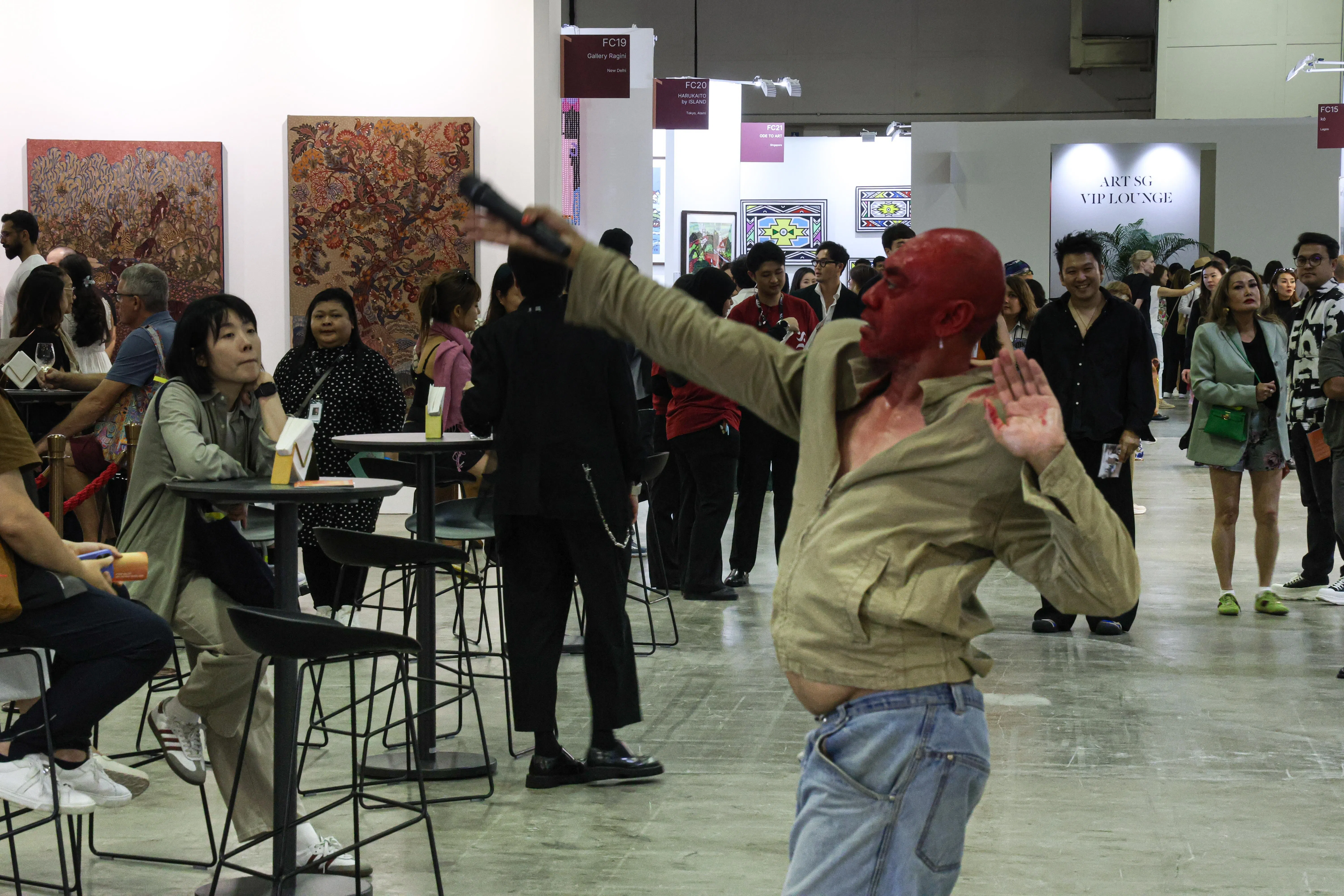 萨摩亚艺术家Brian Fuata的行为艺术，吸引访客围观。（关俊威摄）