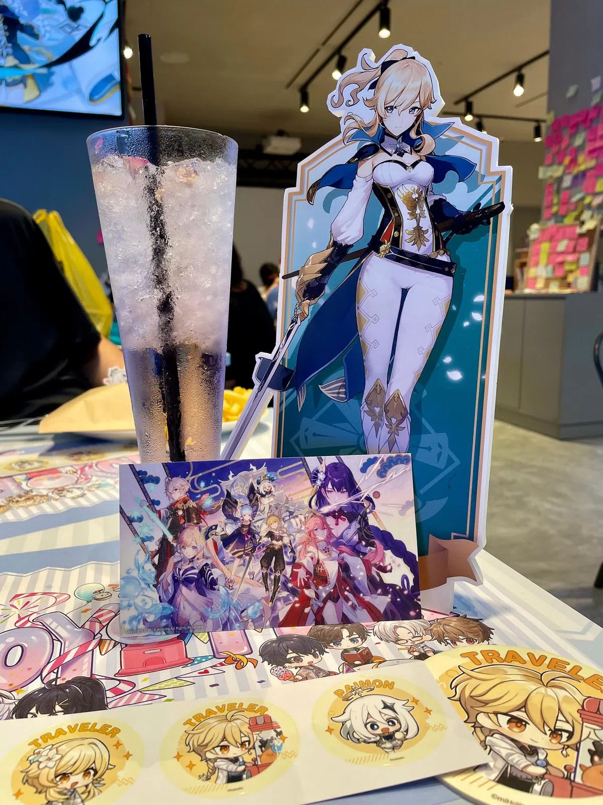 咖啡馆与原神联动的立牌与贴纸。（张丁元摄）