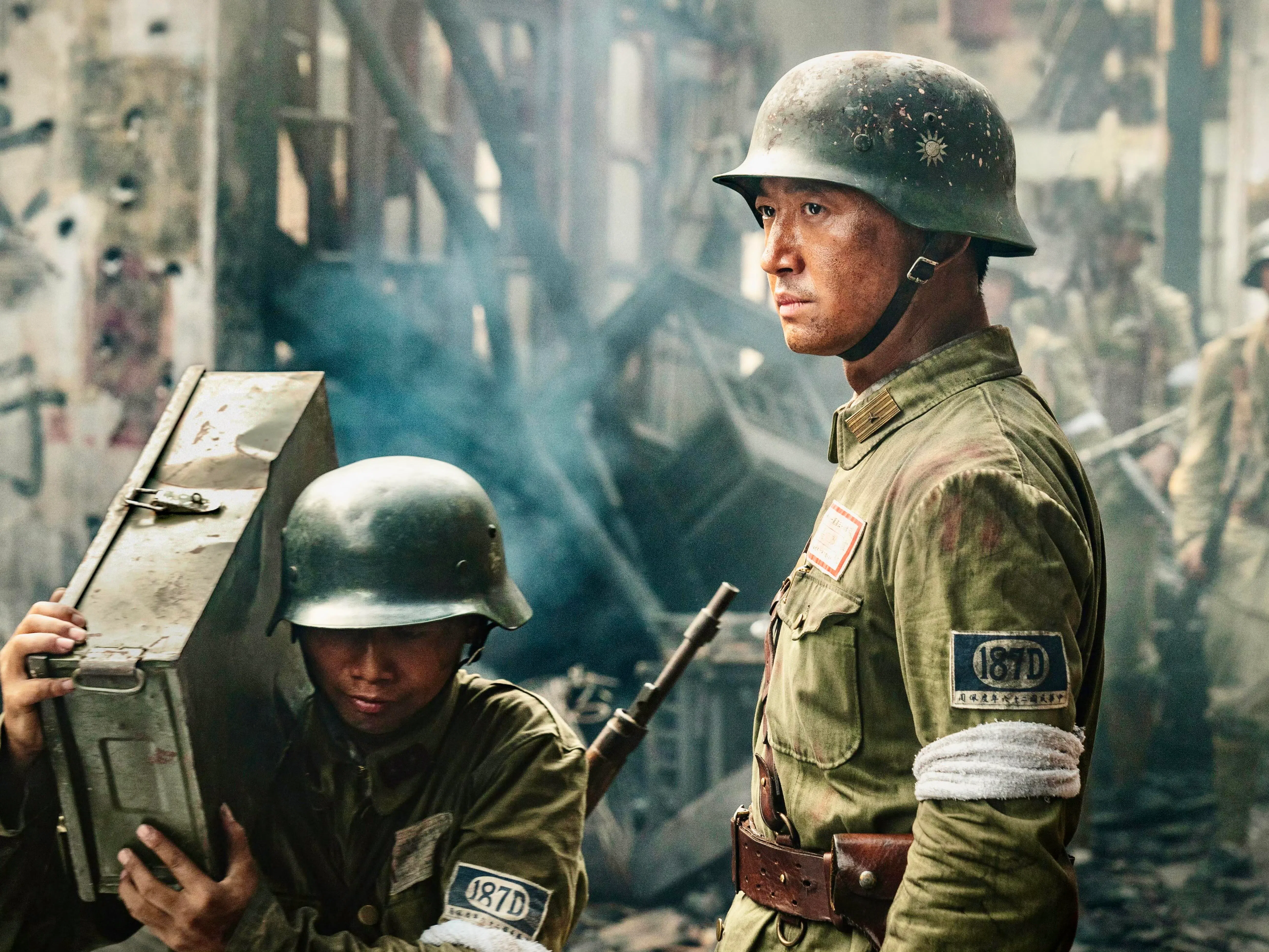 王阳（右）在《八千里路云和月》中饰演将军张云魁，他本一心报国，却因高层指挥失误而全军覆没，身陷绝境。（取自剧集微博）