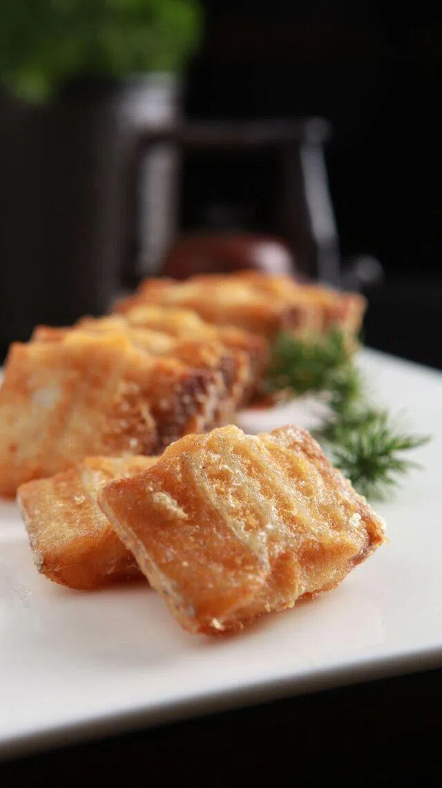 干煎东海带鱼，取东海带鱼中段腌制后烘干，小火慢煎至外皮酥脆、肉质细嫩。（餐馆提供）