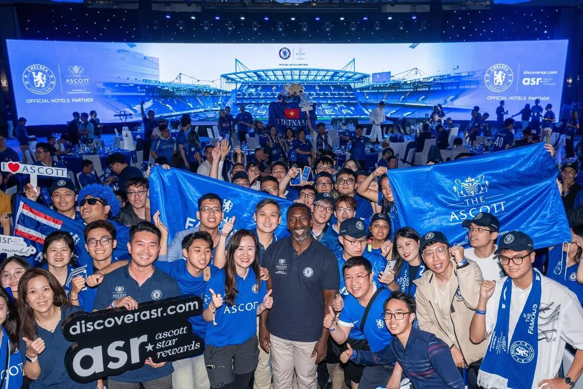 雅诗阁4月17日至18日在河内Ascott Tay Ho酒店举办切尔西国际球迷互动项目“The Famous CFC”，邀请两届英超金靴得主、切尔西传奇球星哈塞尔巴因克（Jimmy Floyd Hasselbaink）出席。（雅诗阁提供）