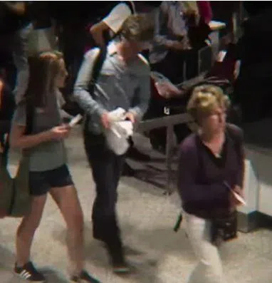 吉斯兰瓦特雷洛的女儿（左）等人在吉隆坡准备登机。（互联网）