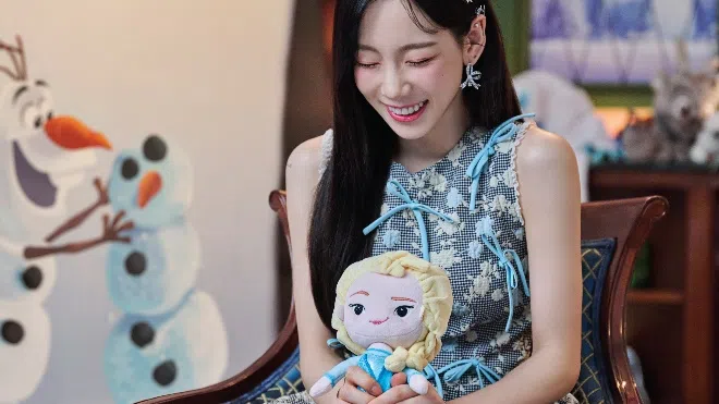 韩星太妍带你游玩香港迪士尼乐园的“魔雪奇缘世界”。（Disney+提供）