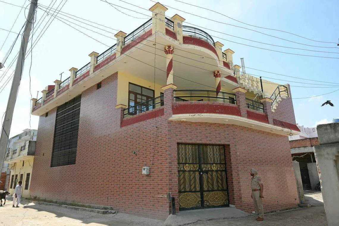 9月21日，在旁遮普邦巴尔辛普拉，印度警察在尼贾尔的房子外站岗。该房子门外贴着一份要尼贾尔出庭的通告。（法新社）