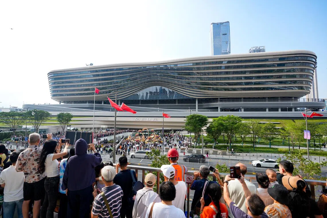 通关30分钟变5分钟：新皇岗口岸启用，一地两检拟推广