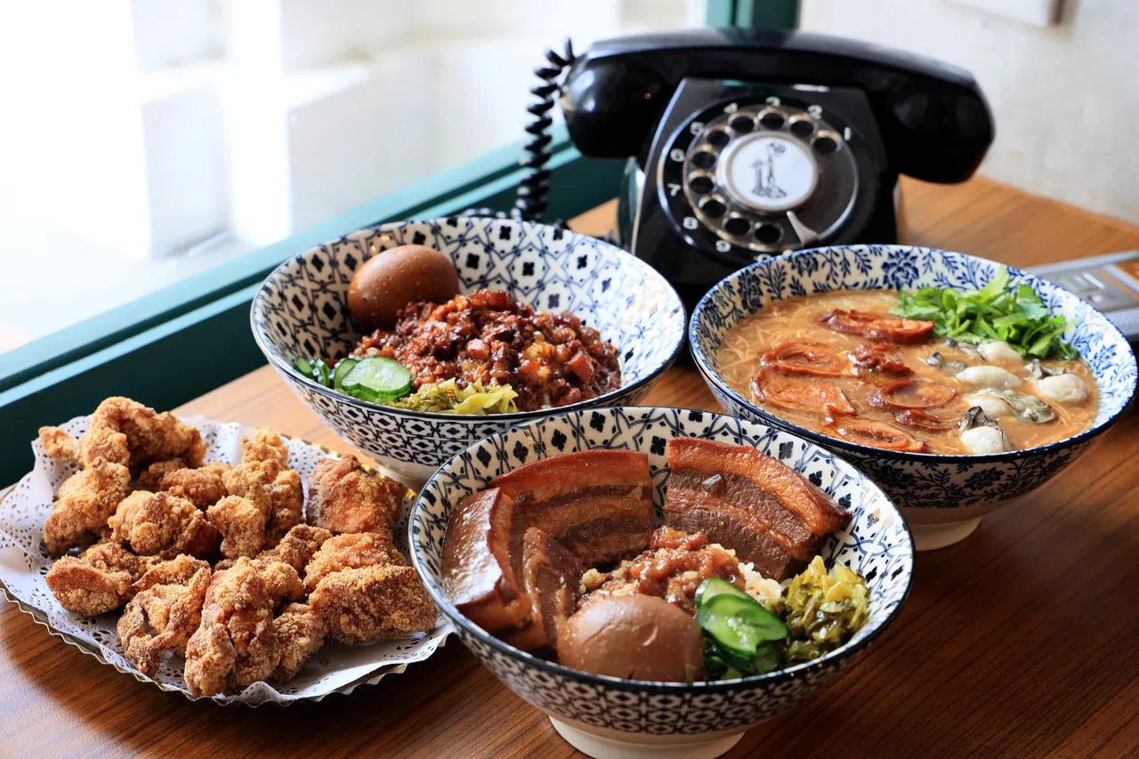 台湾作家洪爱珠爱卤肉。图为台湾美食，有卤肉饭、大肠蚵仔面线、焢肉饭和盐酥鸡。（龙国雄）