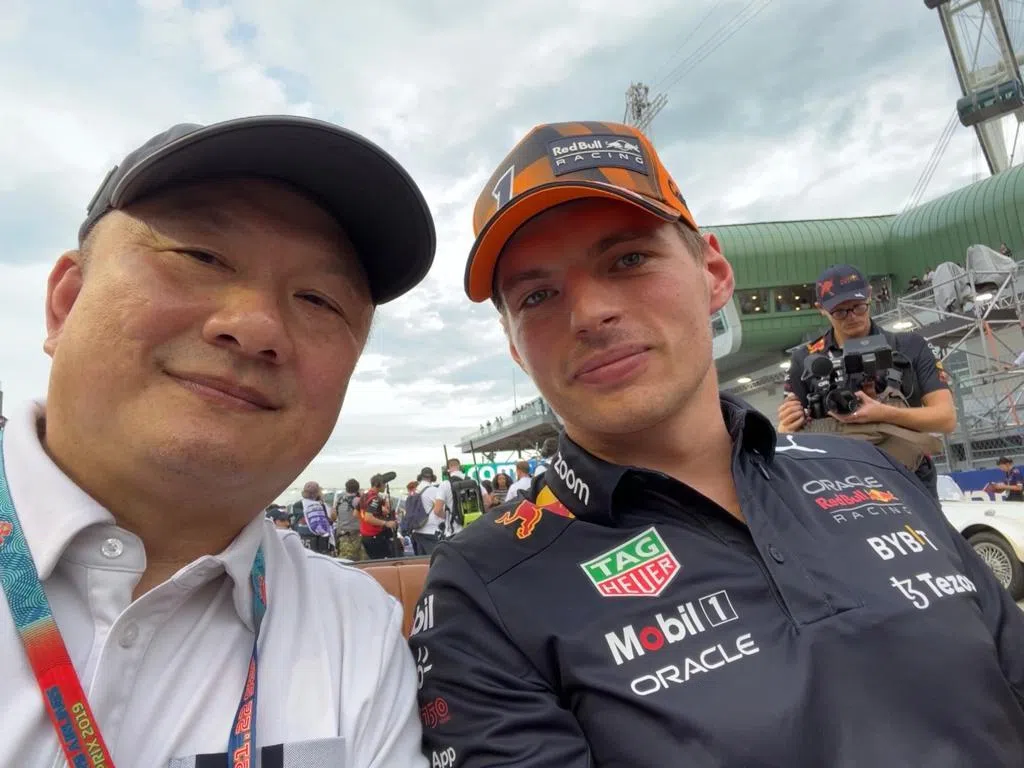 潘昭烈（左）驾着老爷车载F1大奖赛世界冠军费斯塔彭绕场游行。（受访者提供）