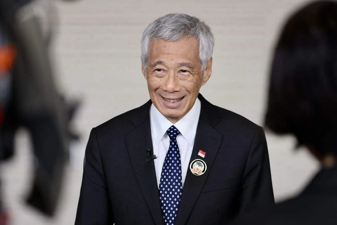 李总理：今年的财政预算案能在一定程度上惠及每个人，并让新加坡人在日益动荡的世界里感到安心。（档案照片）