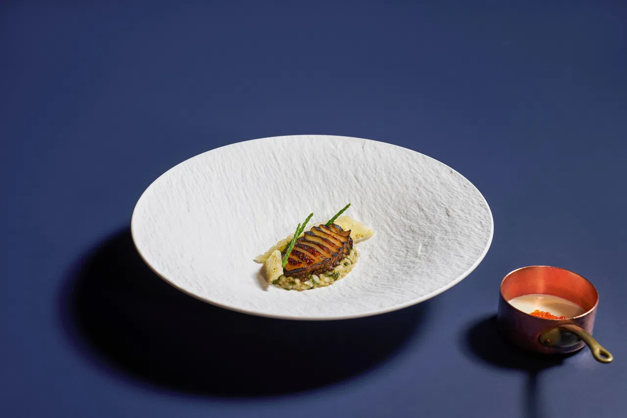 炭烤济州岛鲍鱼，结合鲍鱼粥、脆米、马铃薯麴与裙带菜，带来温润舒适的口感。（酒店提供）