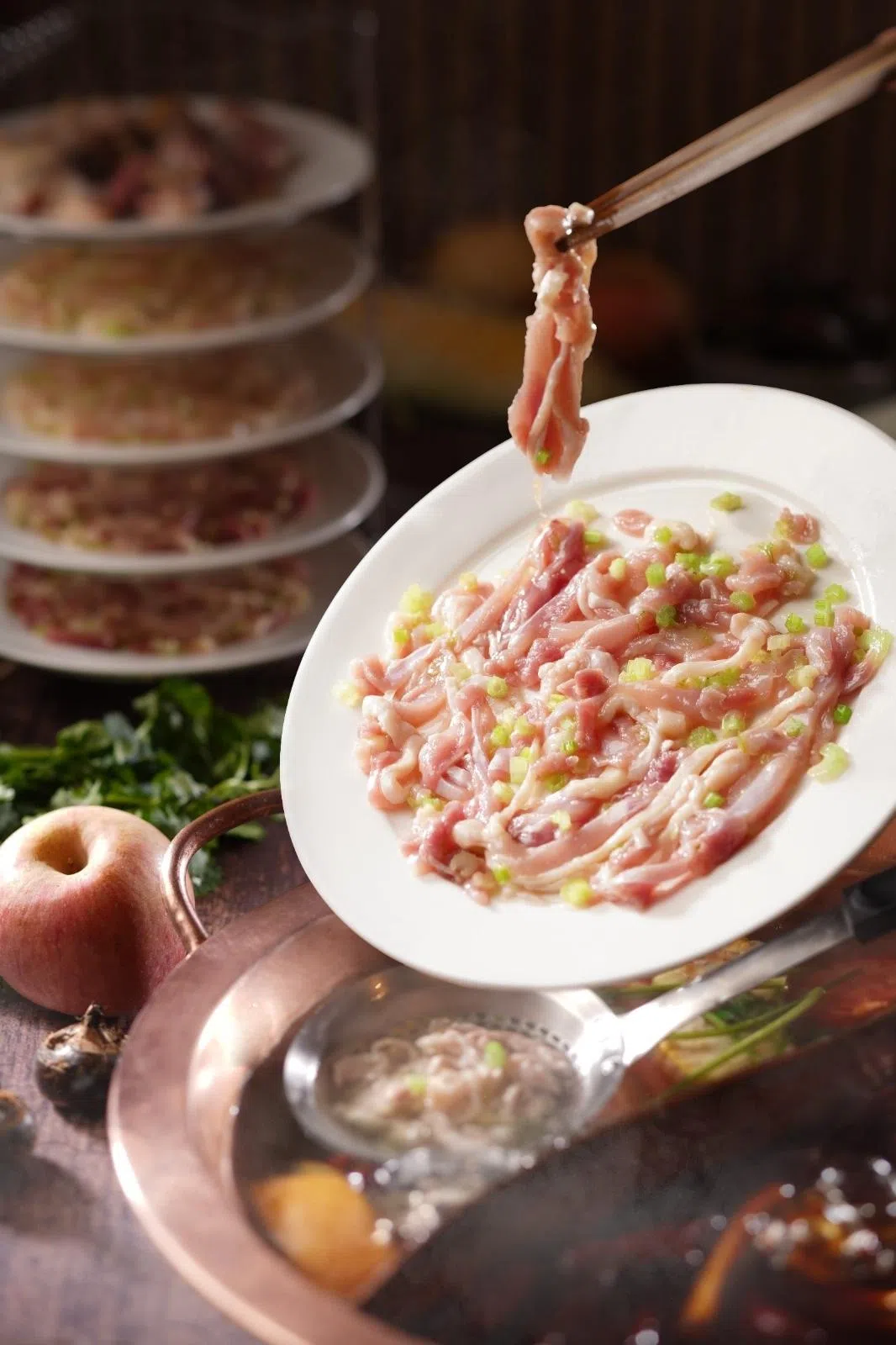 甘榜鸡肉在烹煮过程中逐渐释放香味，汤底也更加鲜美。（餐馆提供）