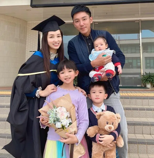 张颕康2012年与前艺人麦雅致结婚，育有三个子女，至今是圈中公认的模范夫妇。（互联网）