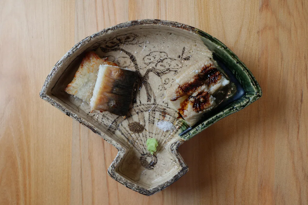 炭烤鳗鱼和海鳗可搭配山葵享用，山葵的清新甜辣口感能够平衡鳗鱼的浓郁，同时提升其鲜味。（龙国雄摄）