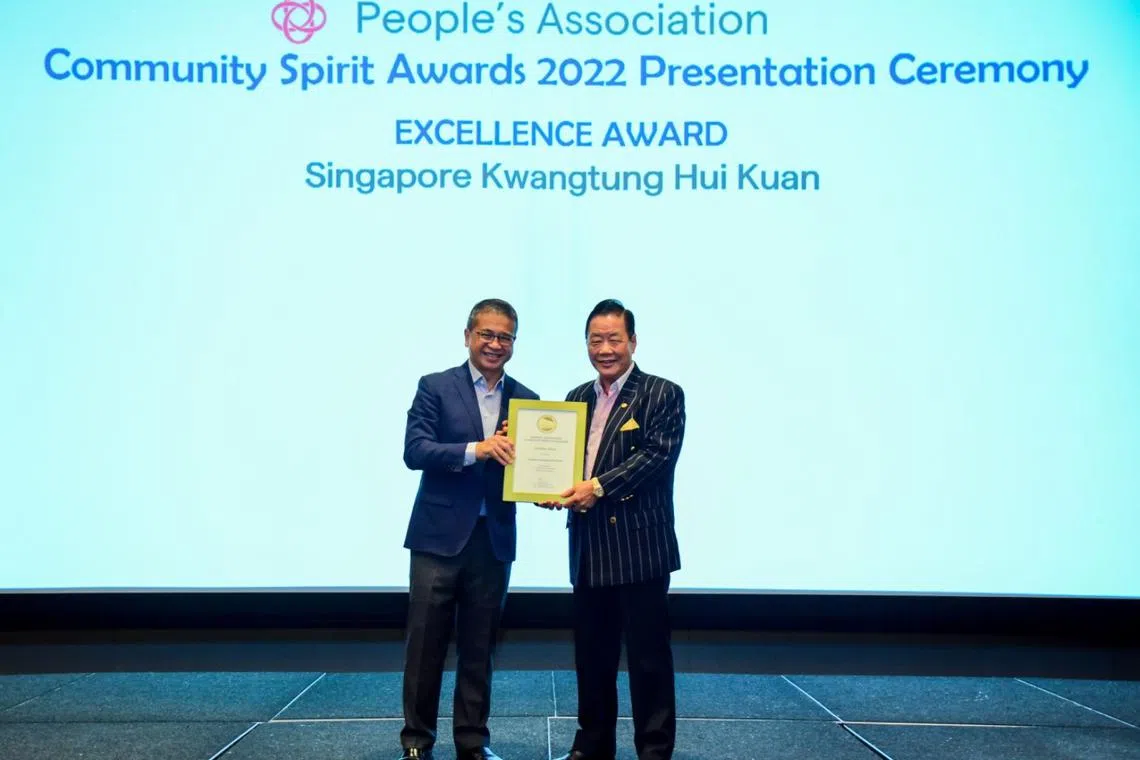 文化、社区及青年部长兼律政部第二部长唐振辉（左），颁发人民协会2022年度社区精神表扬奖之“卓越奖”给广东会馆。右为广东会馆会长何国才。（广东会馆提供）