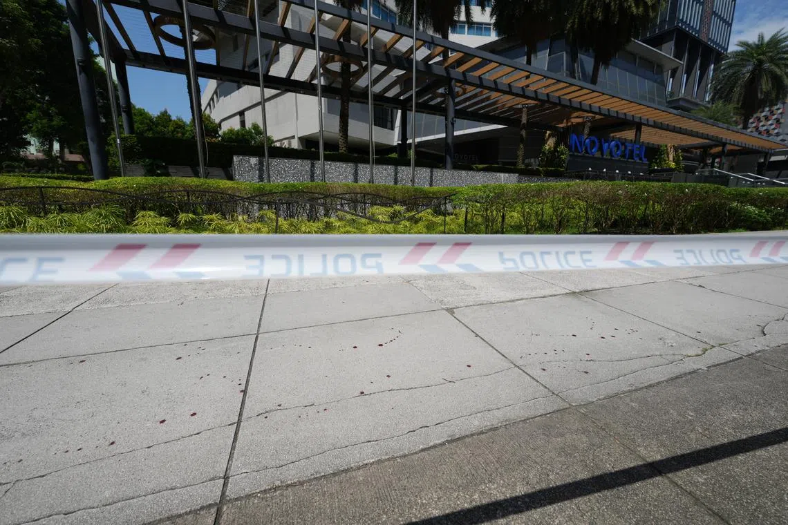 Novotel酒店外的走道上留下一条长约20米的血路。（谢智扬摄）