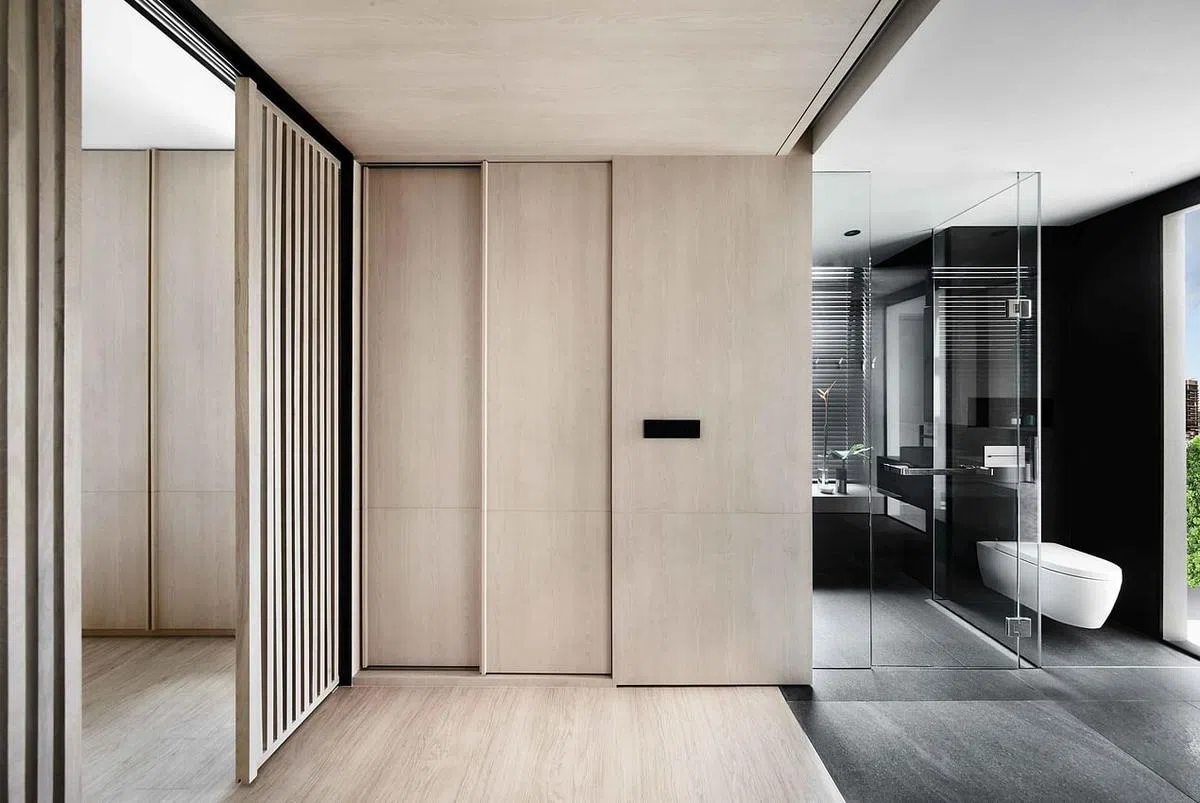 卫浴间采用黑灰白大理石，色调与淡色步入式更衣间分明。（Upstairs_提供照片）