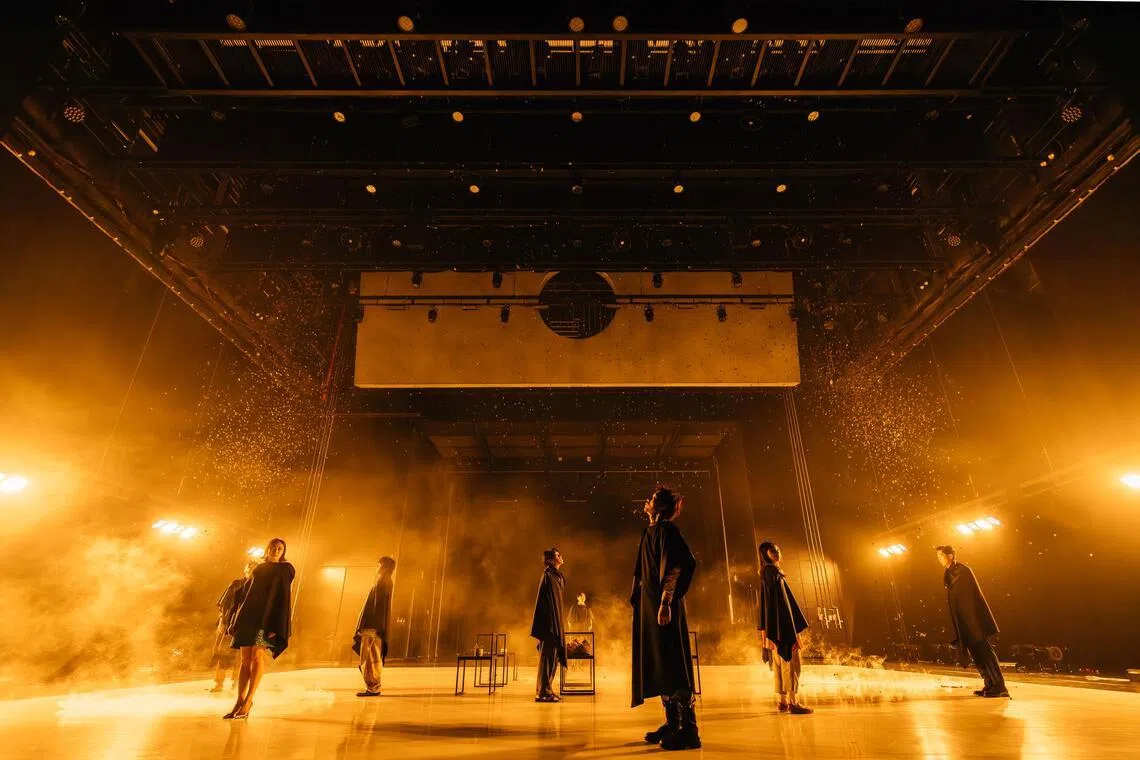 本版《太阳》在2025年斩获首届台北戏剧奖“最佳导演奖”和“最佳影像设计奖”。（Yellow黃煌智摄／滨海艺术中心提供）