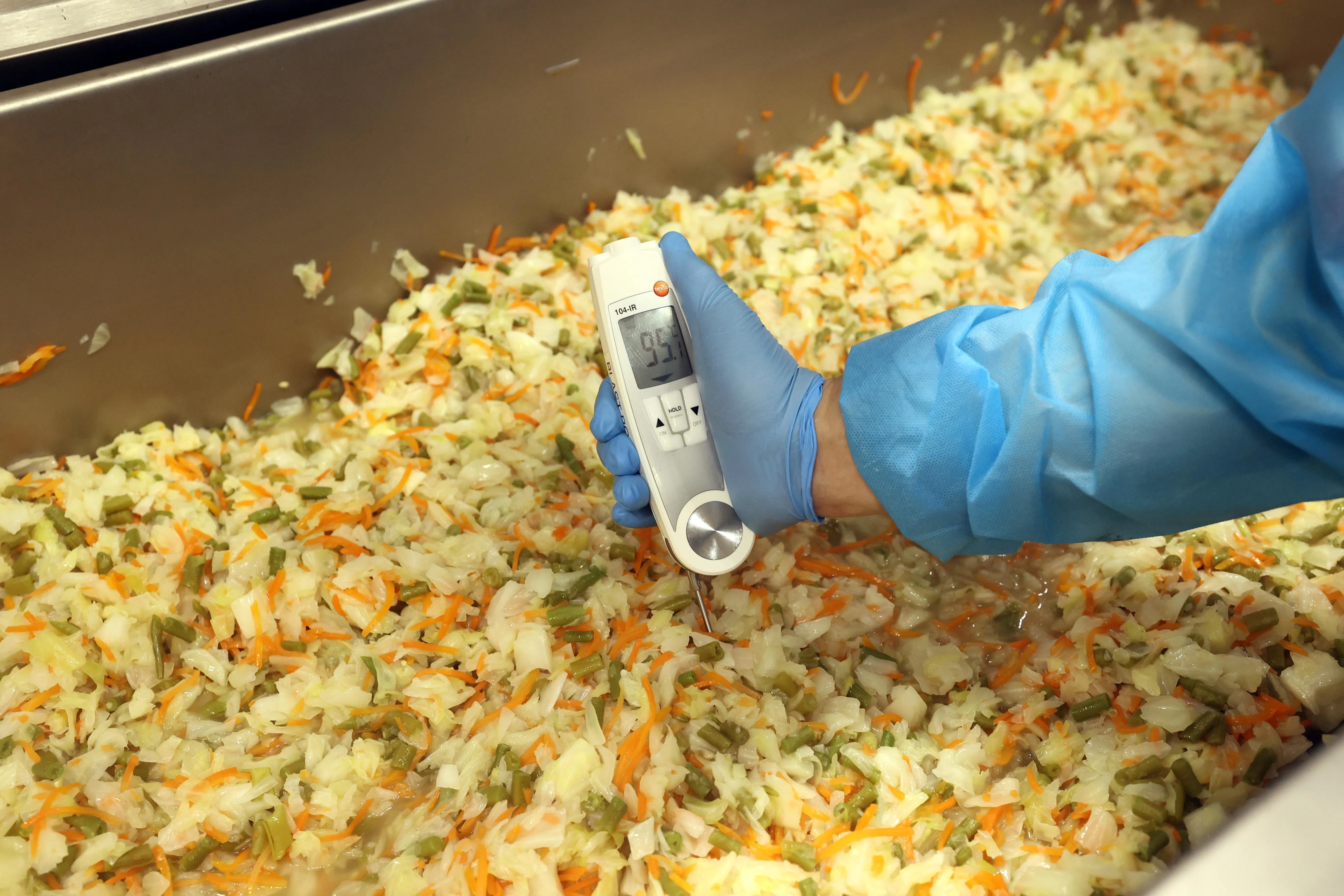 何少锋说，餐食经过营养师搭配，各类营养都需符合要求。厨房用的原材料都是直接采购，所以不会出现断货或临时替换食材等问题，避免了过敏等风险。（邝启聪摄）