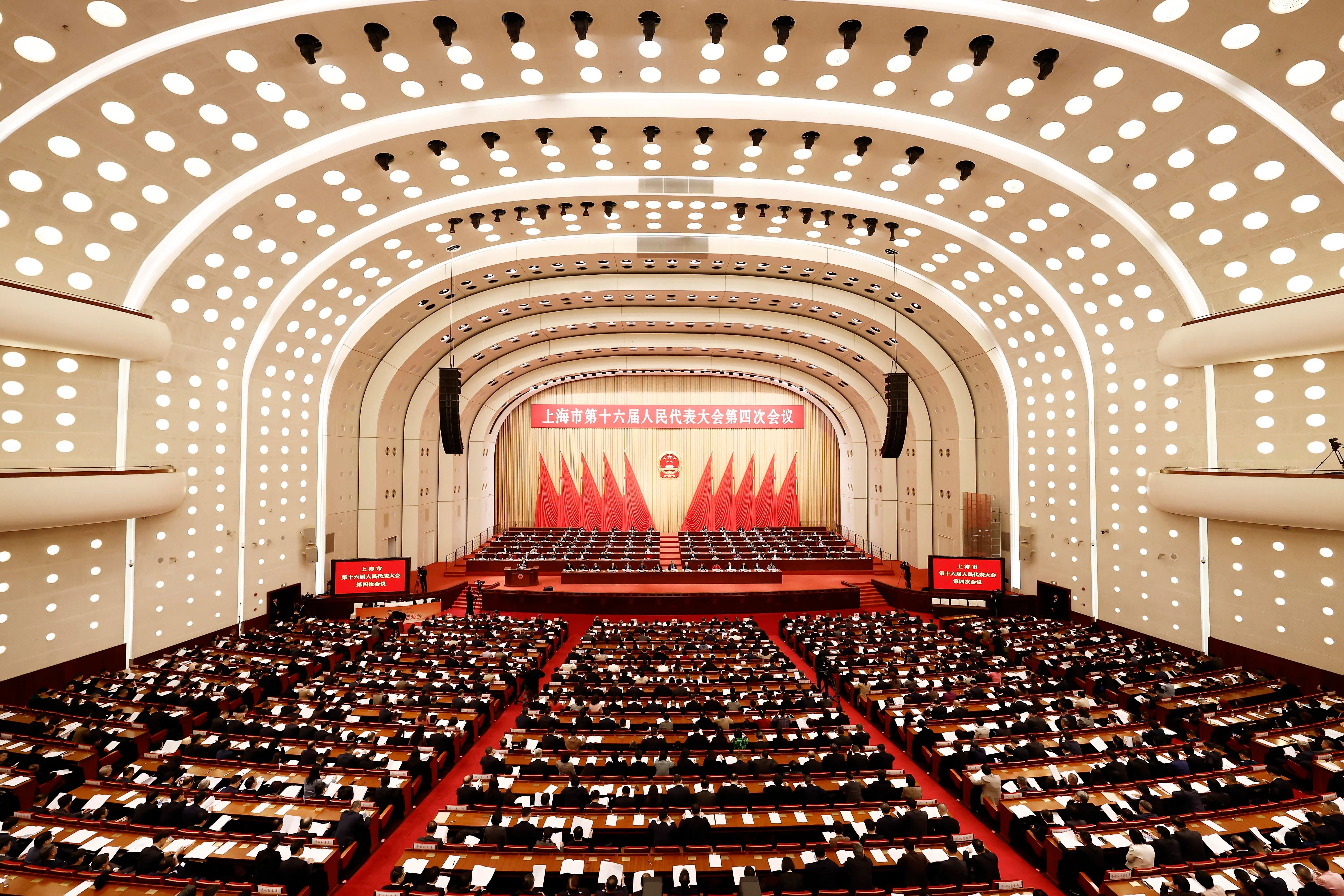 上海市人大会议星期二（2月3日）在世博中心开幕，将上海今年的经济增长目标定在5%左右。（中新社）