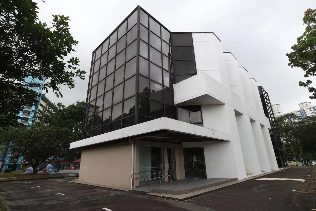 位于325号文礼坊的前大华银行建筑闲置多年。李智陞宣布，市镇会办公室将迁至此处，也会探讨在其他楼层引进托婴和活跃乐龄设施等服务。（蔡家增摄）