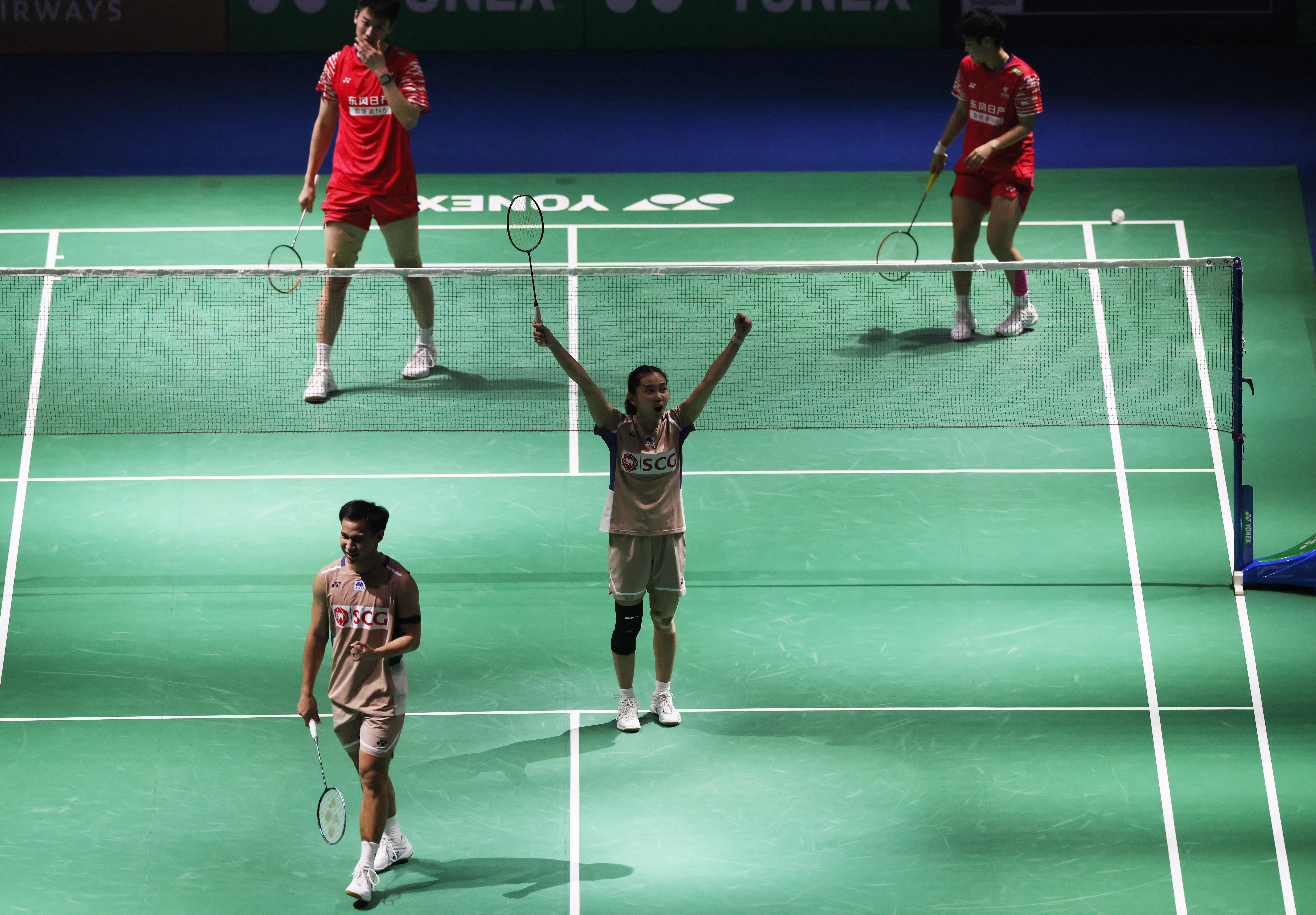 泰国的苏皮萨拉（中）在战胜中国组合后高举双臂庆祝。（路透社）