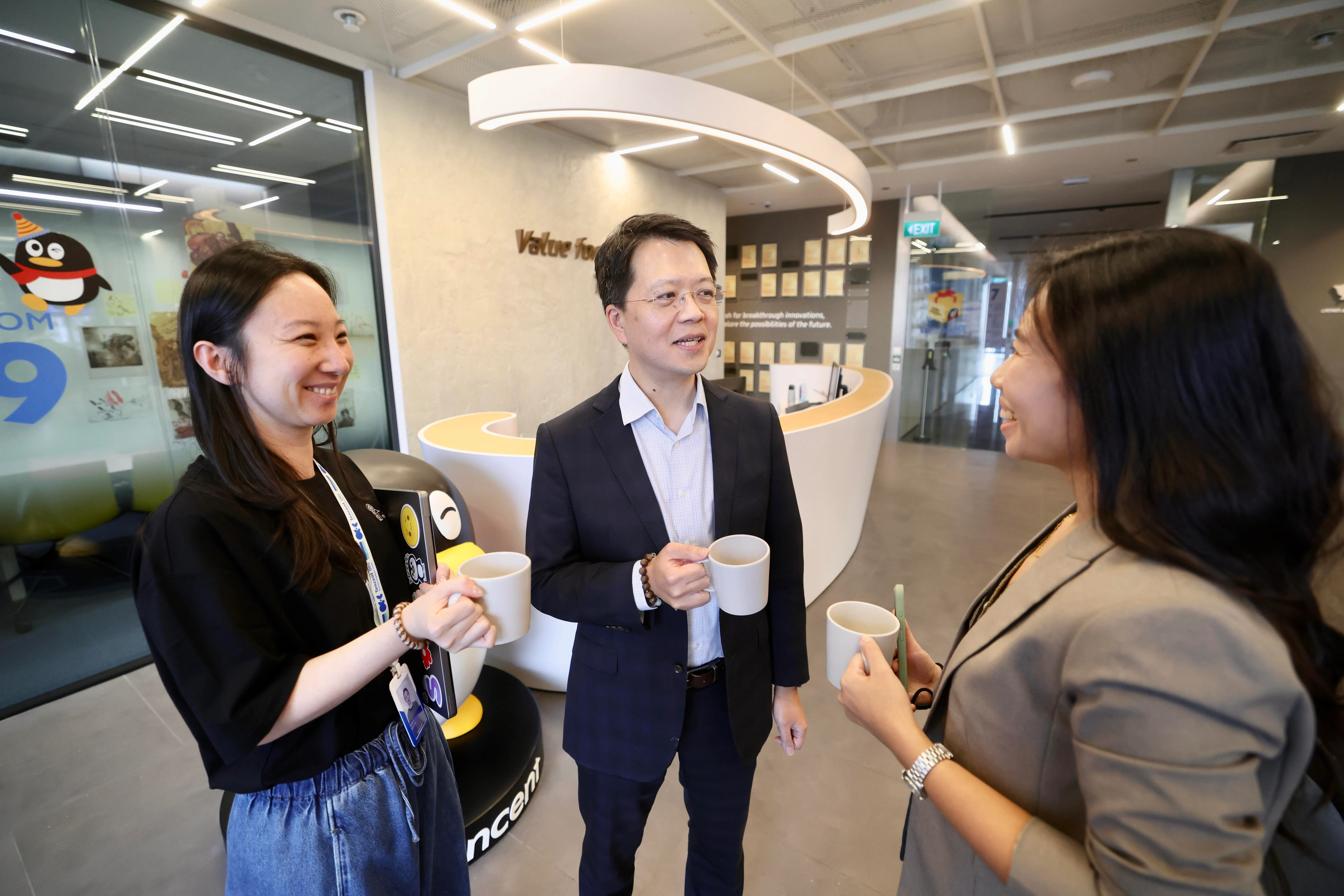 洪丹毅（中）认为跨境支付的最大挑战是要处理和适应各国文化差异。（陈斌勤摄）